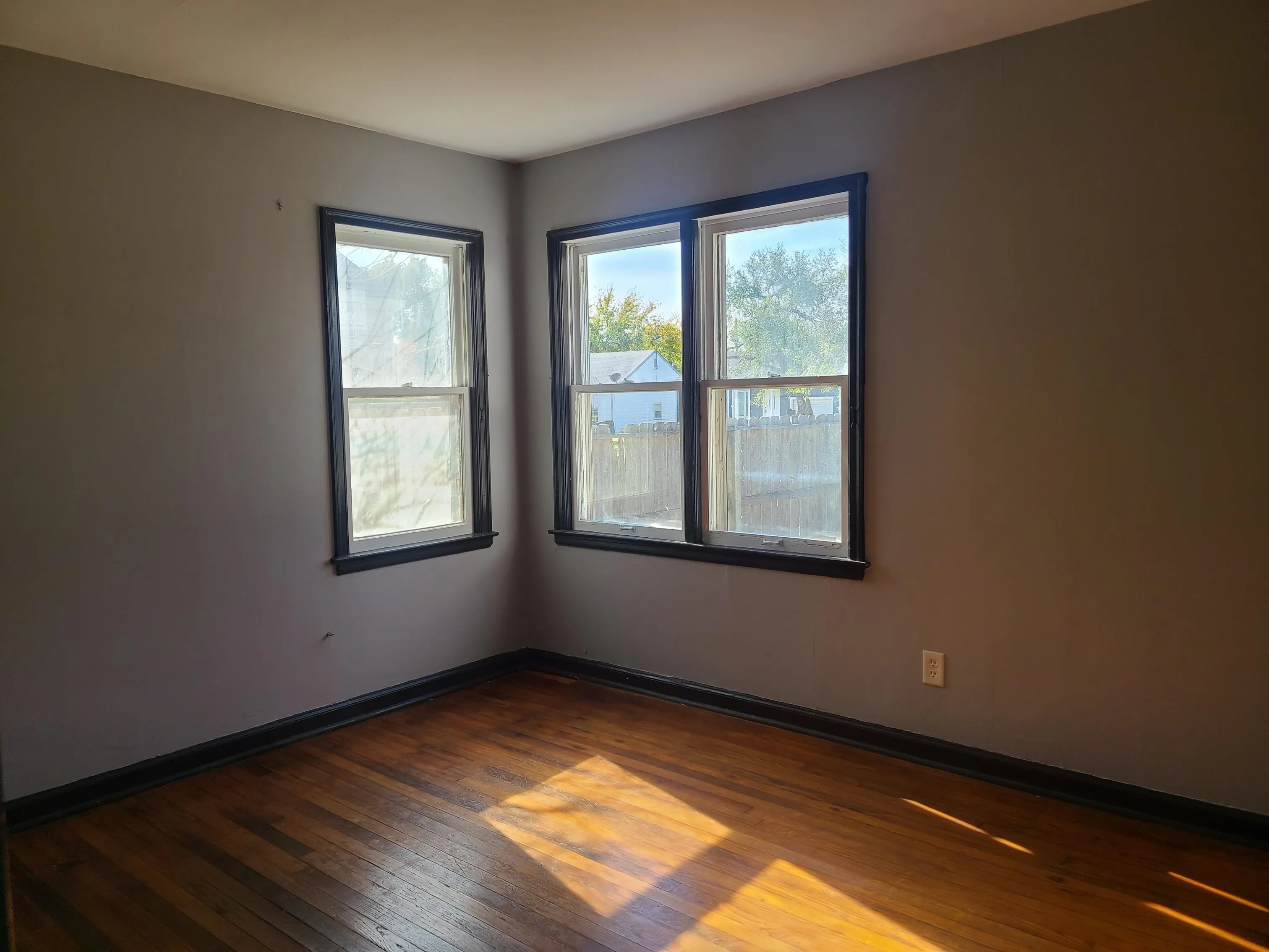 Wichita, Kansas 67208, United States, 2 Bedrooms Bedrooms, ,1 BathroomBathrooms,Residential,Pending,33364