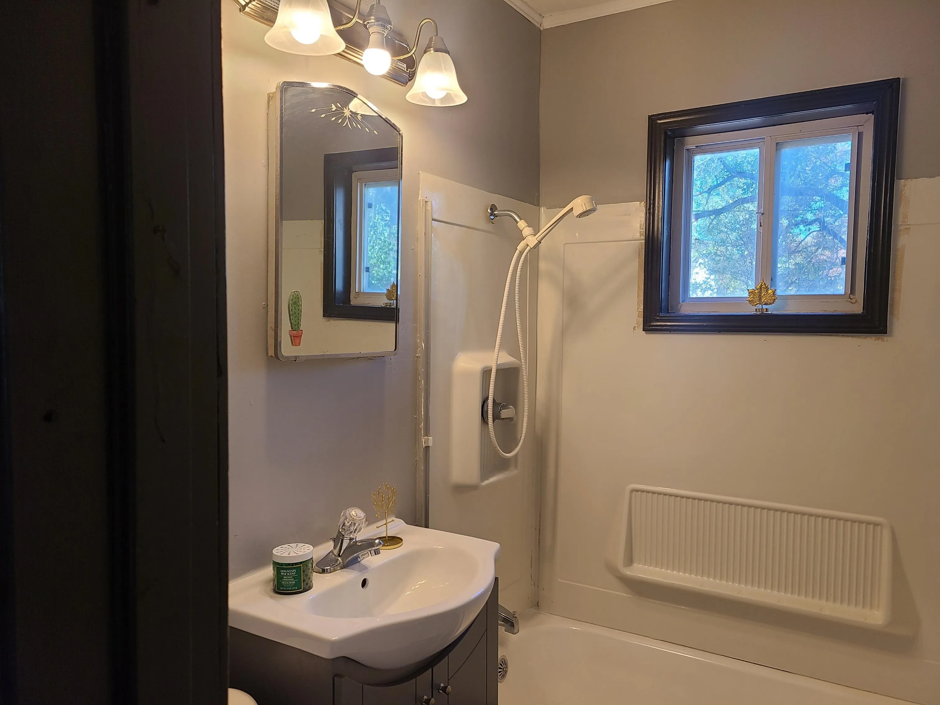 Wichita, Kansas 67208, United States, 2 Bedrooms Bedrooms, ,1 BathroomBathrooms,Residential,Pending,33364