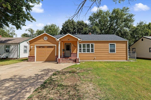Homes For Sale - 1908 S Ridgewood Dr<br/> Wichita, KS 67218