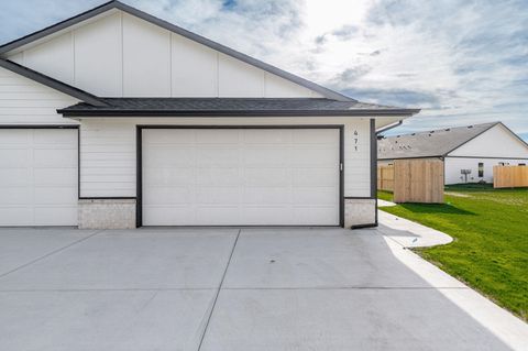 Homes For Sale - 471 E Harper St<br/> Valley Center, KS 67147