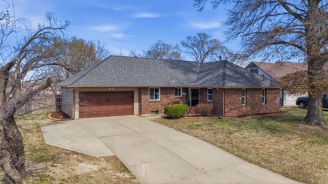 Homes For Sale - 1702 E Beaumont St<br/> Park City, KS 67219