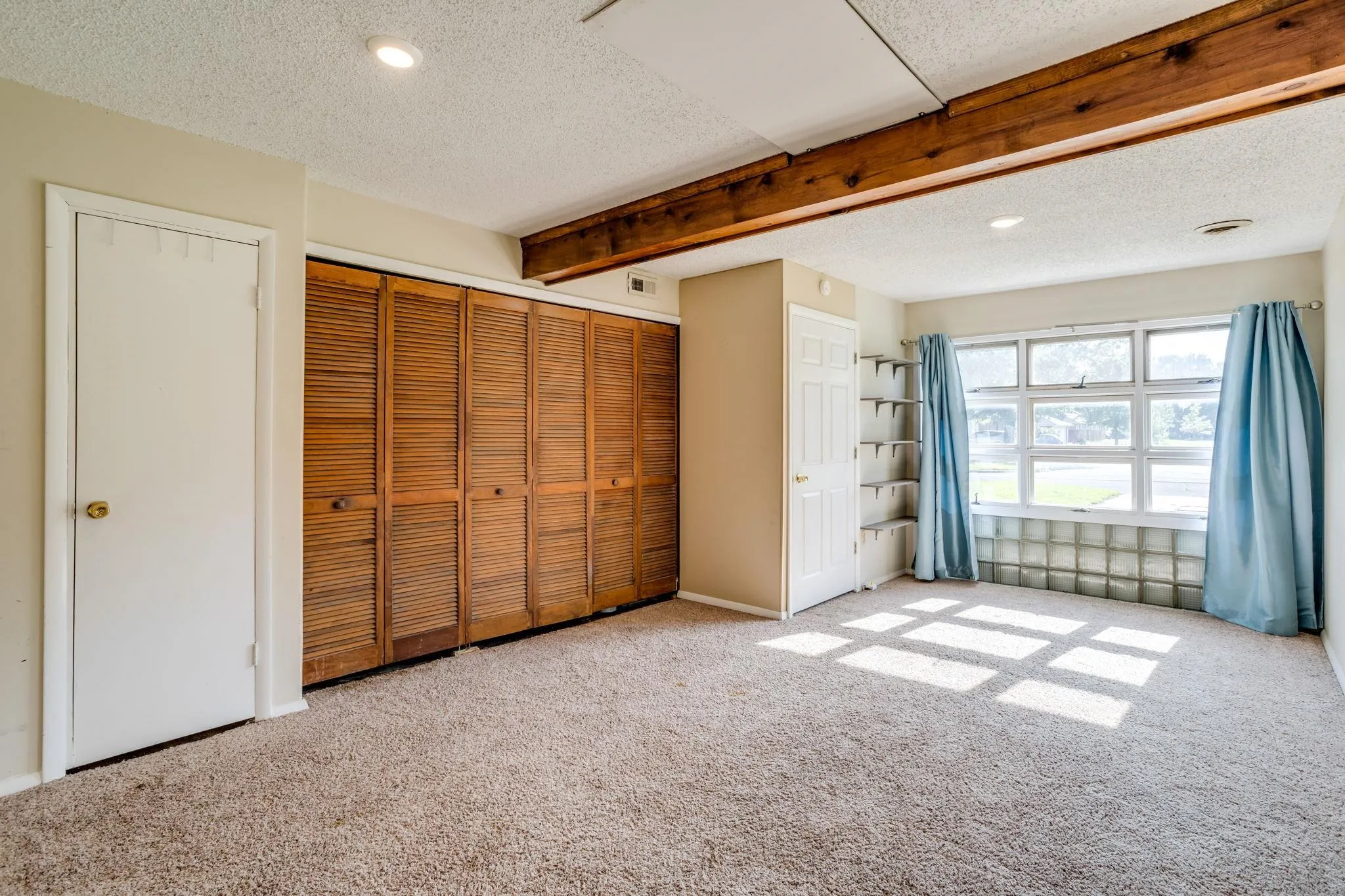 Wichita, Kansas 67203, United States, 4 Bedrooms Bedrooms, ,2 BathroomsBathrooms,Residential,Pending,158949