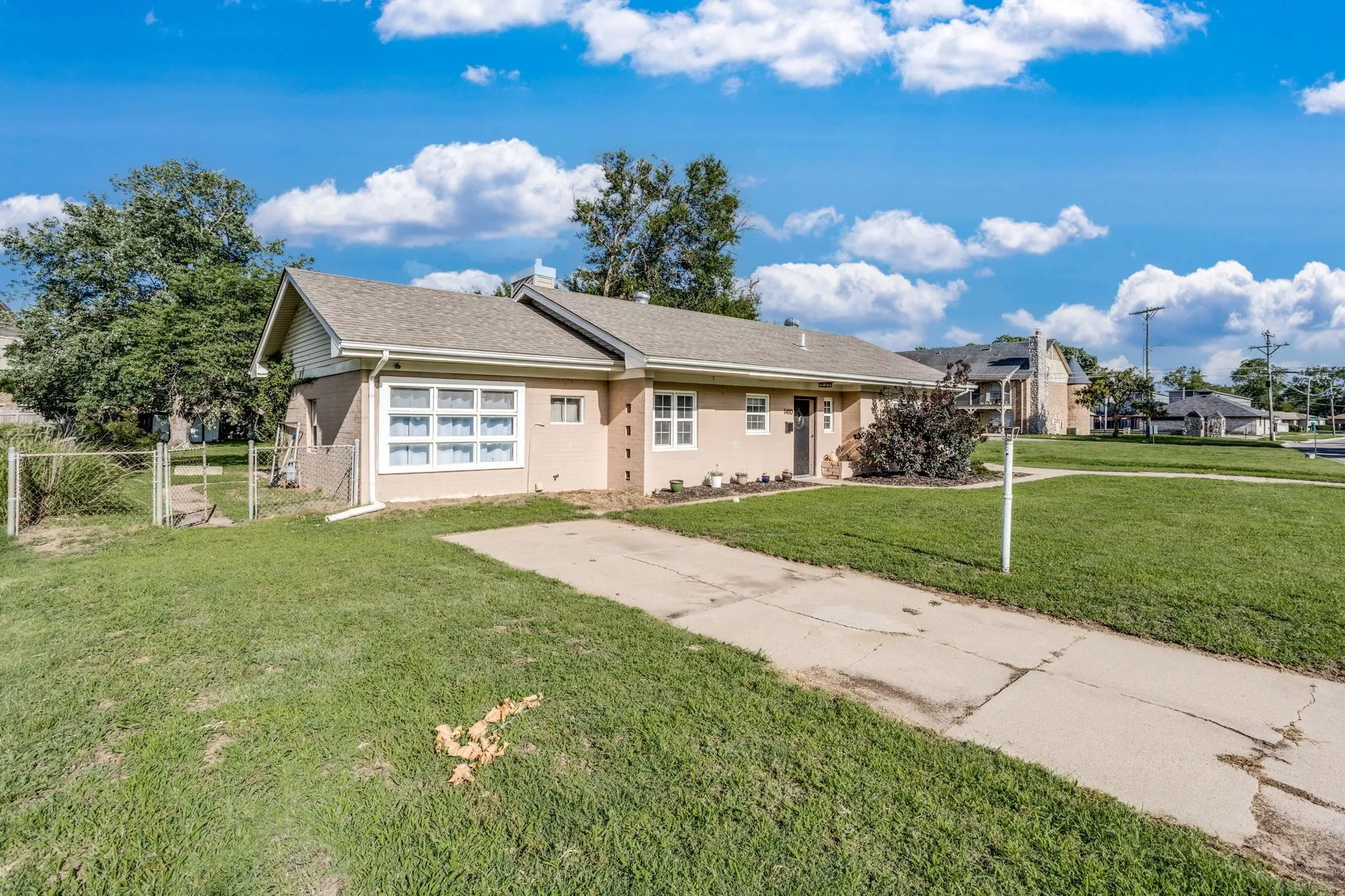 Wichita, Kansas 67203, United States, 4 Bedrooms Bedrooms, ,2 BathroomsBathrooms,Residential,Pending,158949