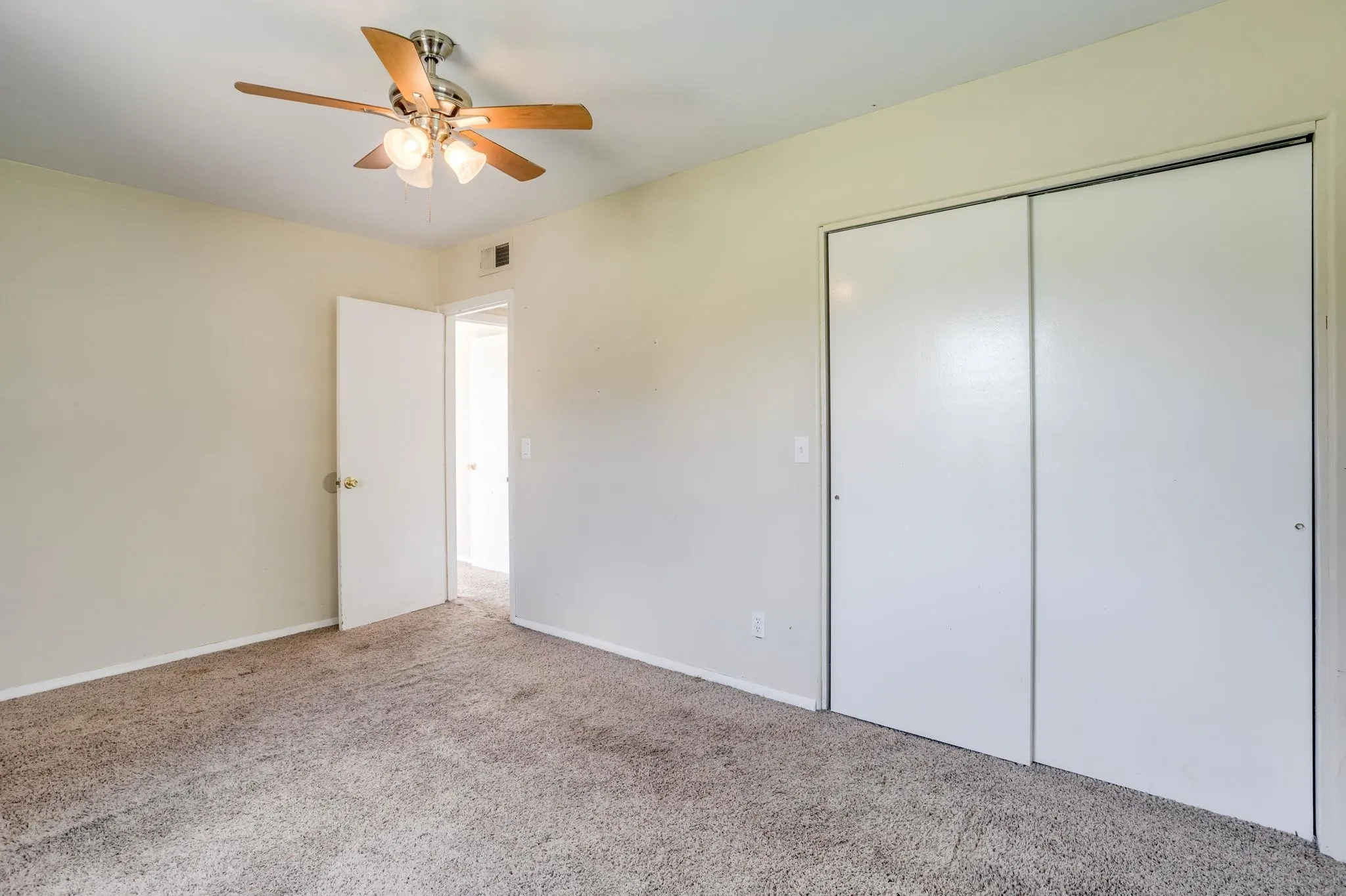 Wichita, Kansas 67203, United States, 4 Bedrooms Bedrooms, ,2 BathroomsBathrooms,Residential,Pending,158949