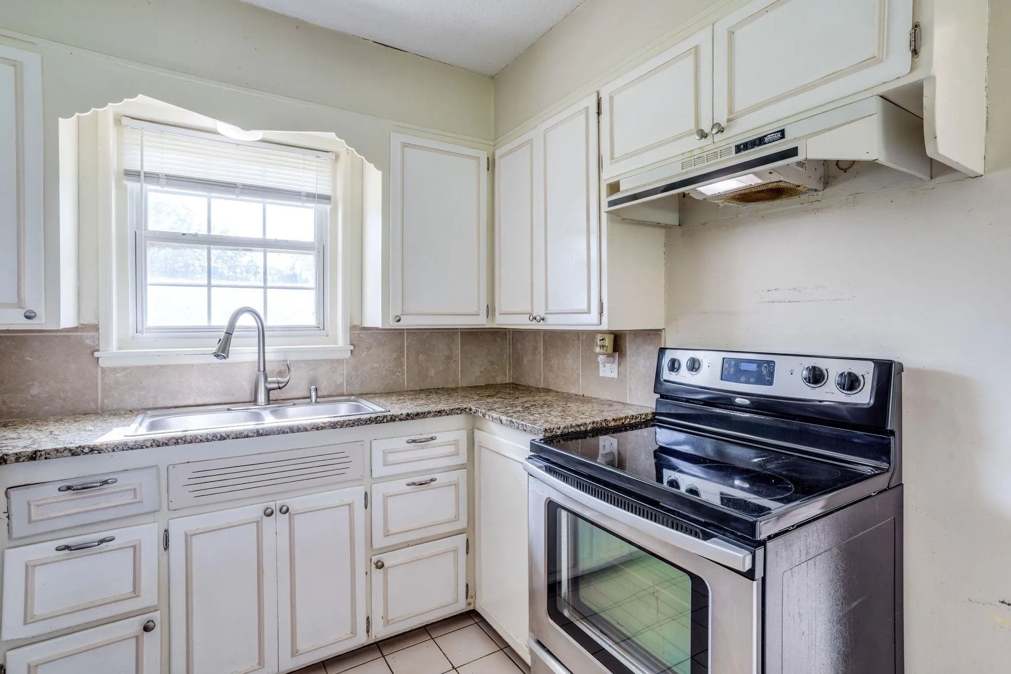 Wichita, Kansas 67203, United States, 4 Bedrooms Bedrooms, ,2 BathroomsBathrooms,Residential,Pending,158949