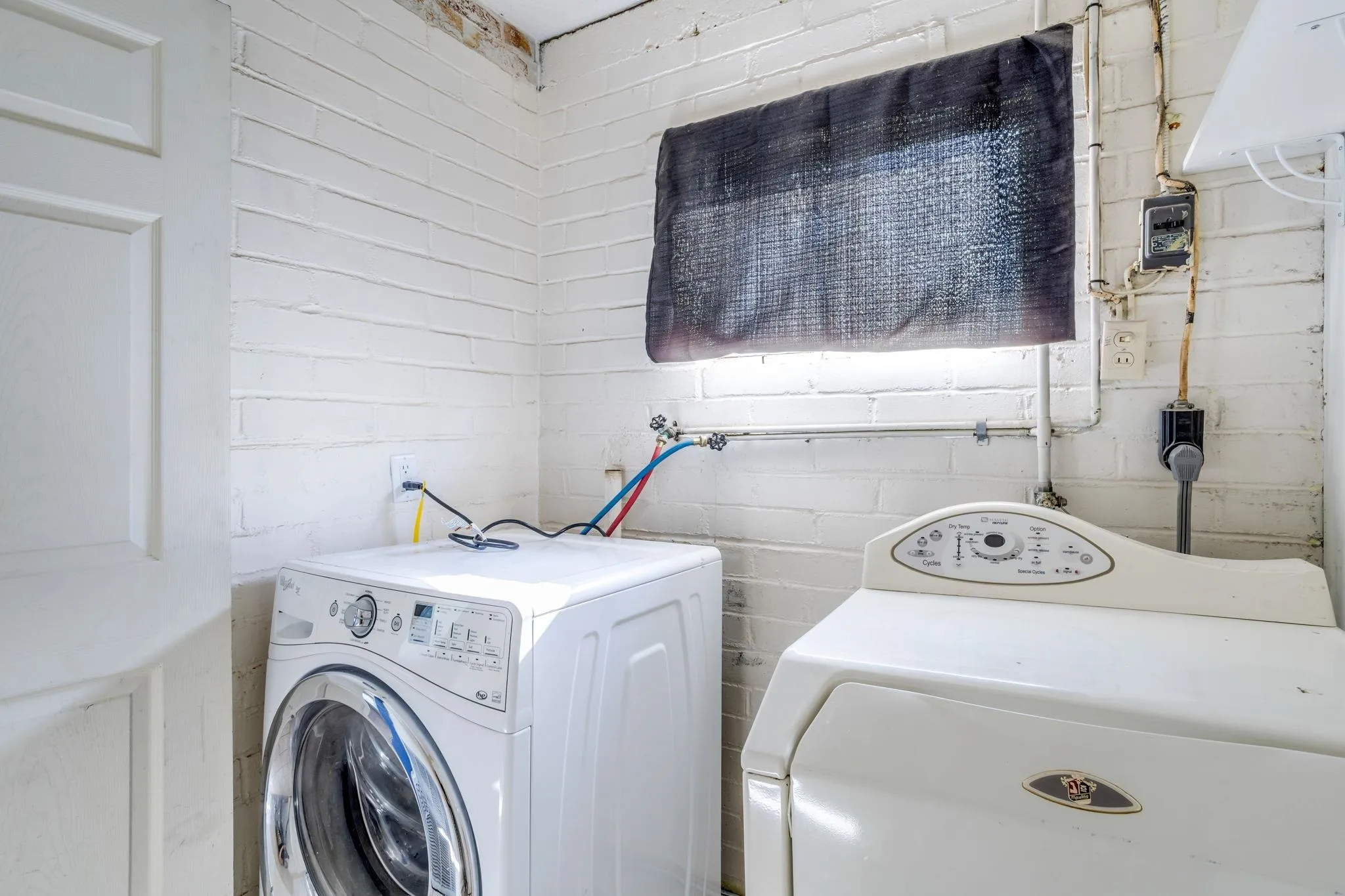 Wichita, Kansas 67203, United States, 4 Bedrooms Bedrooms, ,2 BathroomsBathrooms,Residential,Pending,158949