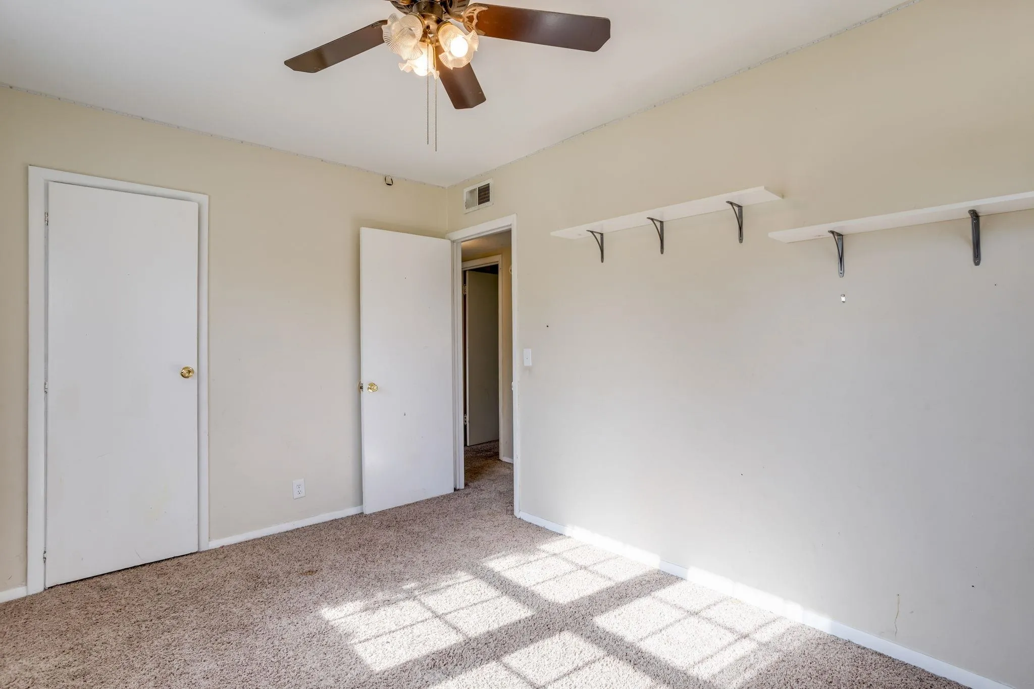 Wichita, Kansas 67203, United States, 4 Bedrooms Bedrooms, ,2 BathroomsBathrooms,Residential,Pending,158949