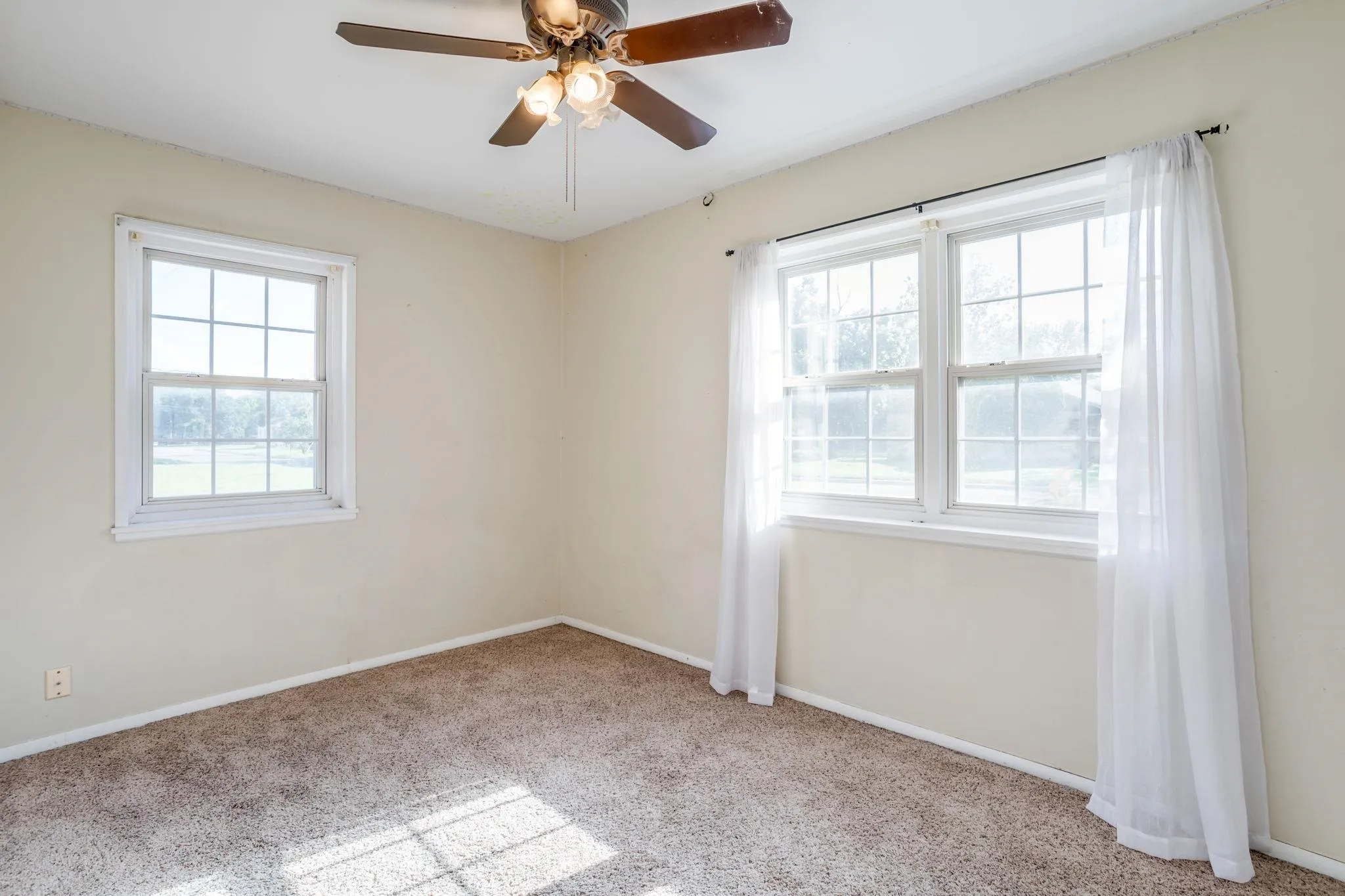 Wichita, Kansas 67203, United States, 4 Bedrooms Bedrooms, ,2 BathroomsBathrooms,Residential,Pending,158949