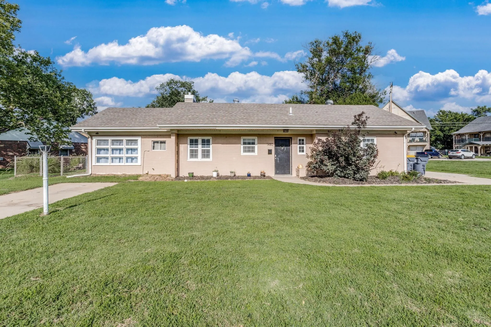 Wichita, Kansas 67203, United States, 4 Bedrooms Bedrooms, ,2 BathroomsBathrooms,Residential,Pending,158949