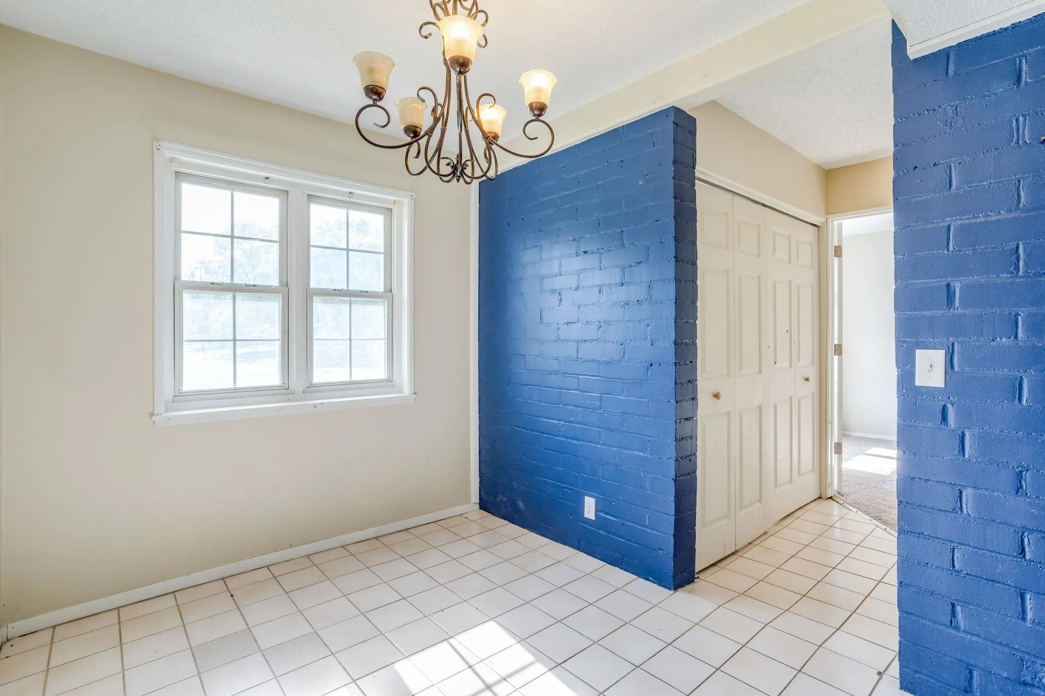 Wichita, Kansas 67203, United States, 4 Bedrooms Bedrooms, ,2 BathroomsBathrooms,Residential,Pending,158949