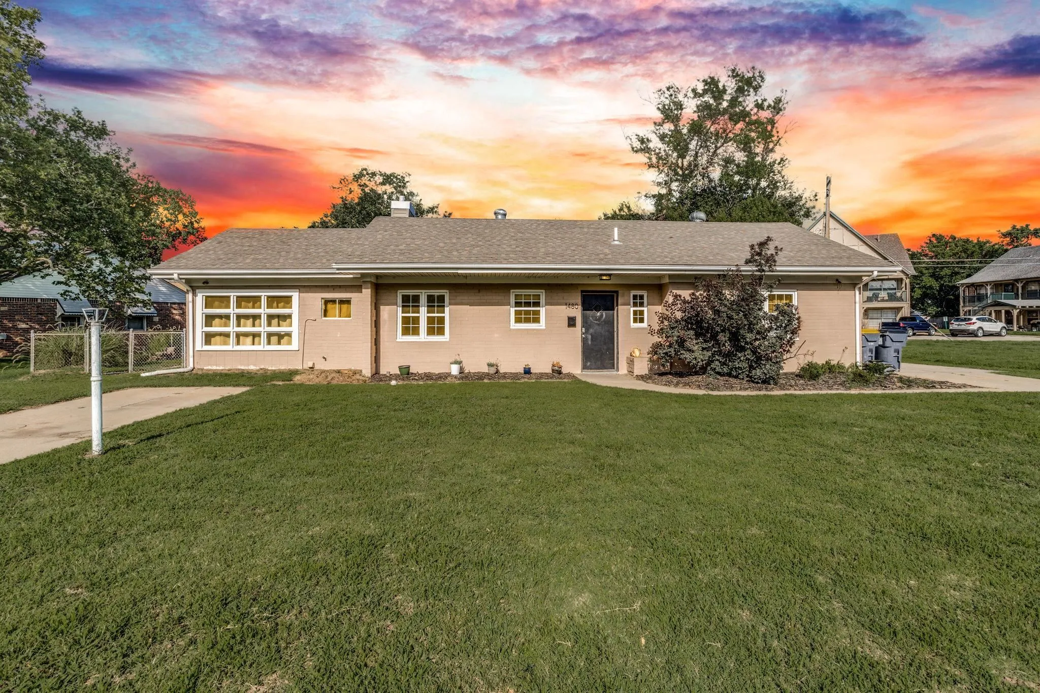 Wichita, Kansas 67203, United States, 4 Bedrooms Bedrooms, ,2 BathroomsBathrooms,Residential,Pending,158949