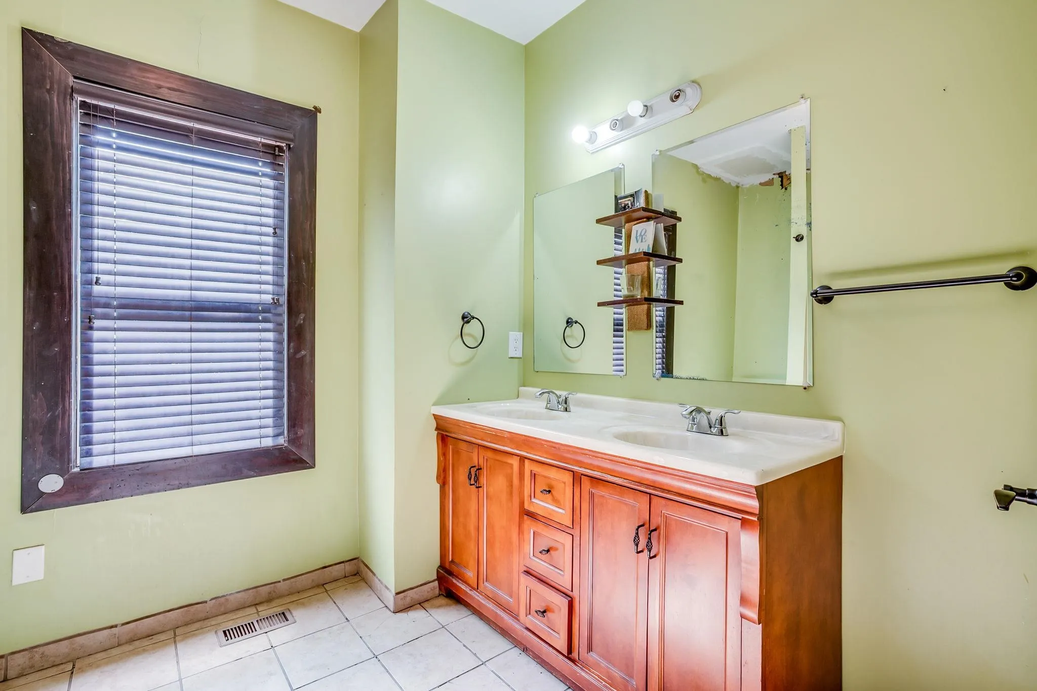 Wichita, Kansas 67208, United States, 5 Bedrooms Bedrooms, ,2 BathroomsBathrooms,Residential,Active,166631