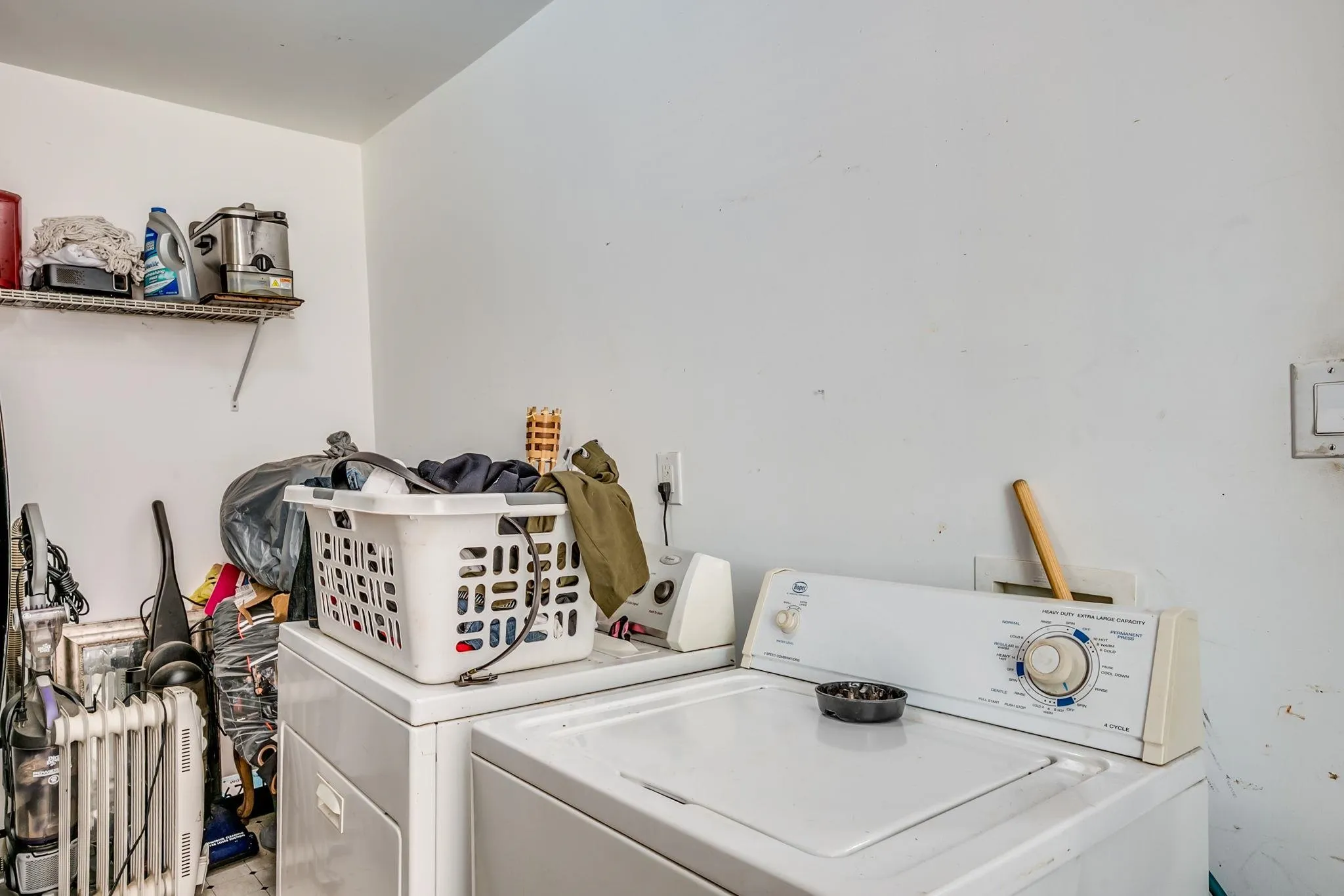 Wichita, Kansas 67208, United States, 5 Bedrooms Bedrooms, ,2 BathroomsBathrooms,Residential,Active,166631