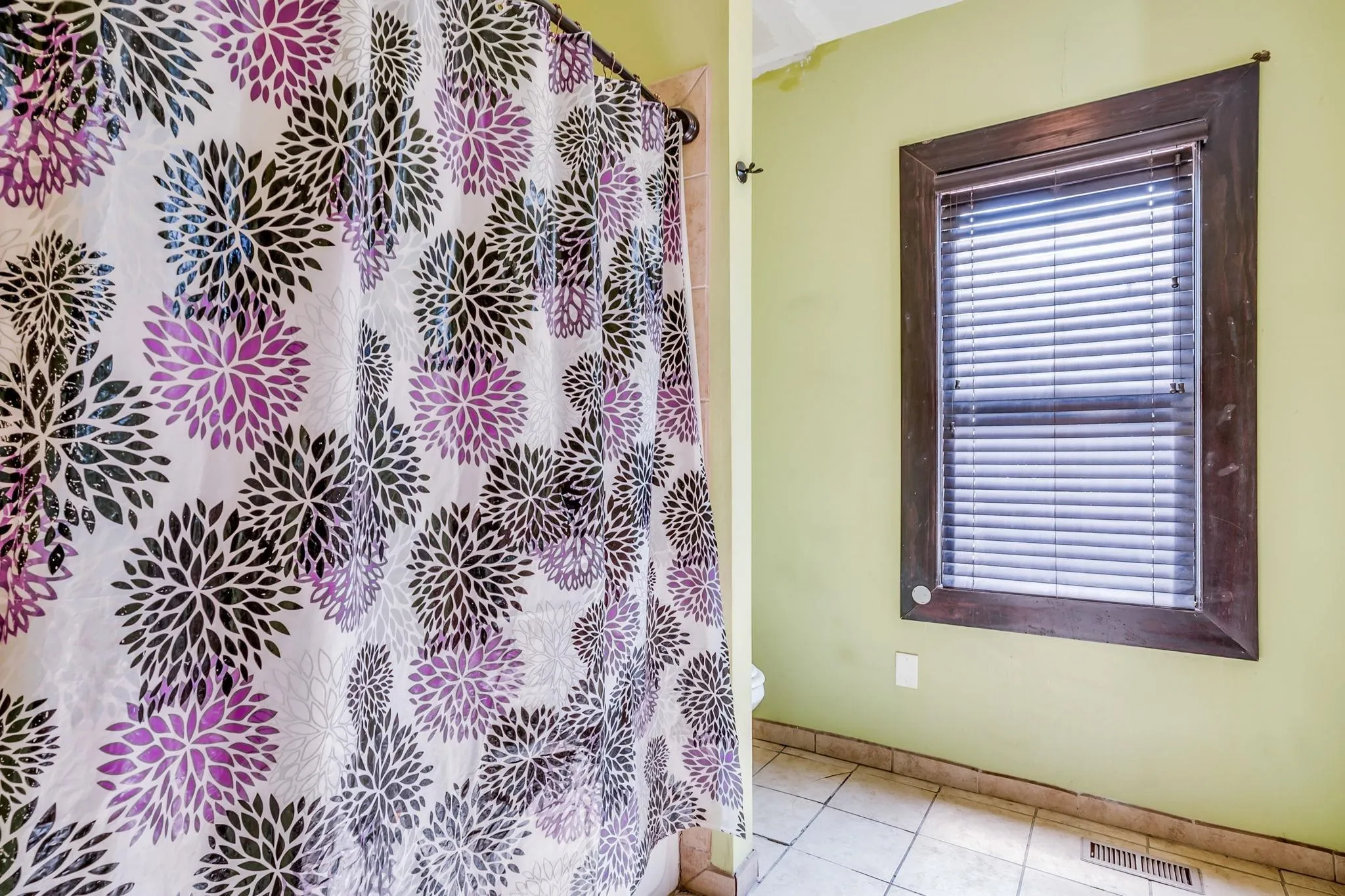 Wichita, Kansas 67208, United States, 5 Bedrooms Bedrooms, ,2 BathroomsBathrooms,Residential,Active,166631