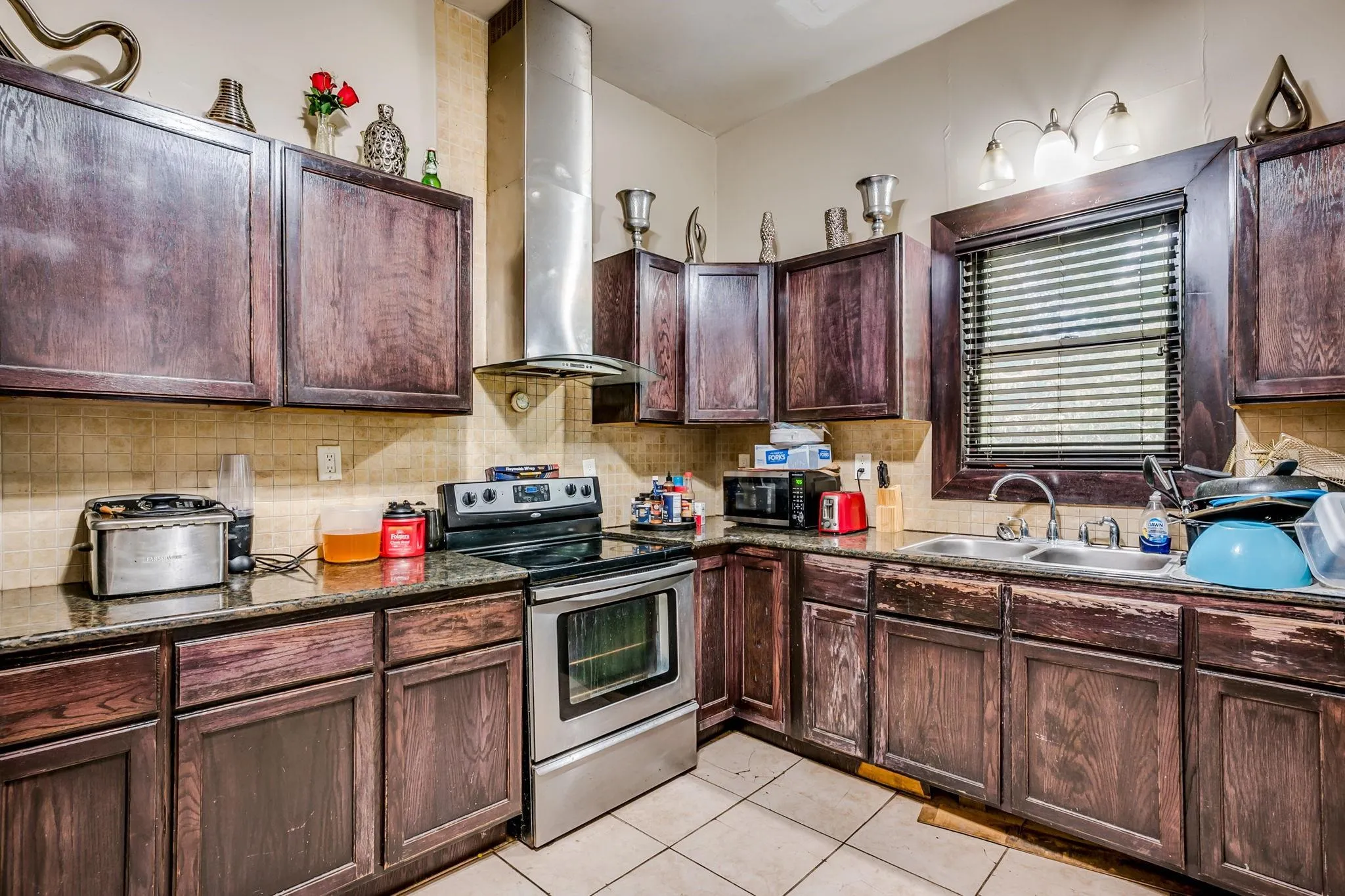 Wichita, Kansas 67208, United States, 5 Bedrooms Bedrooms, ,2 BathroomsBathrooms,Residential,Active,166631