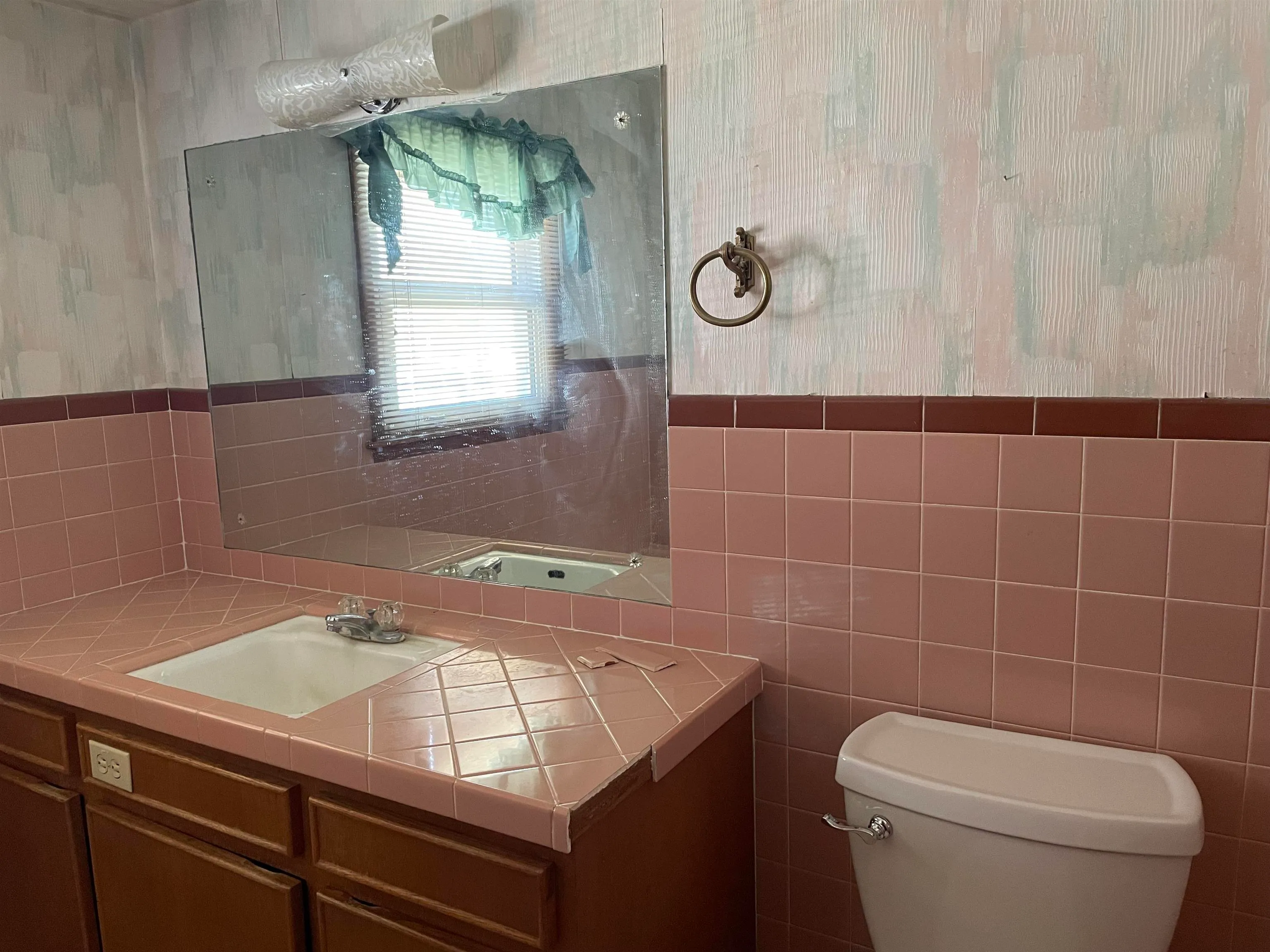 Halstead, Kansas 67056, United States, 4 Bedrooms Bedrooms, ,3 BathroomsBathrooms,Residential,Active,85626