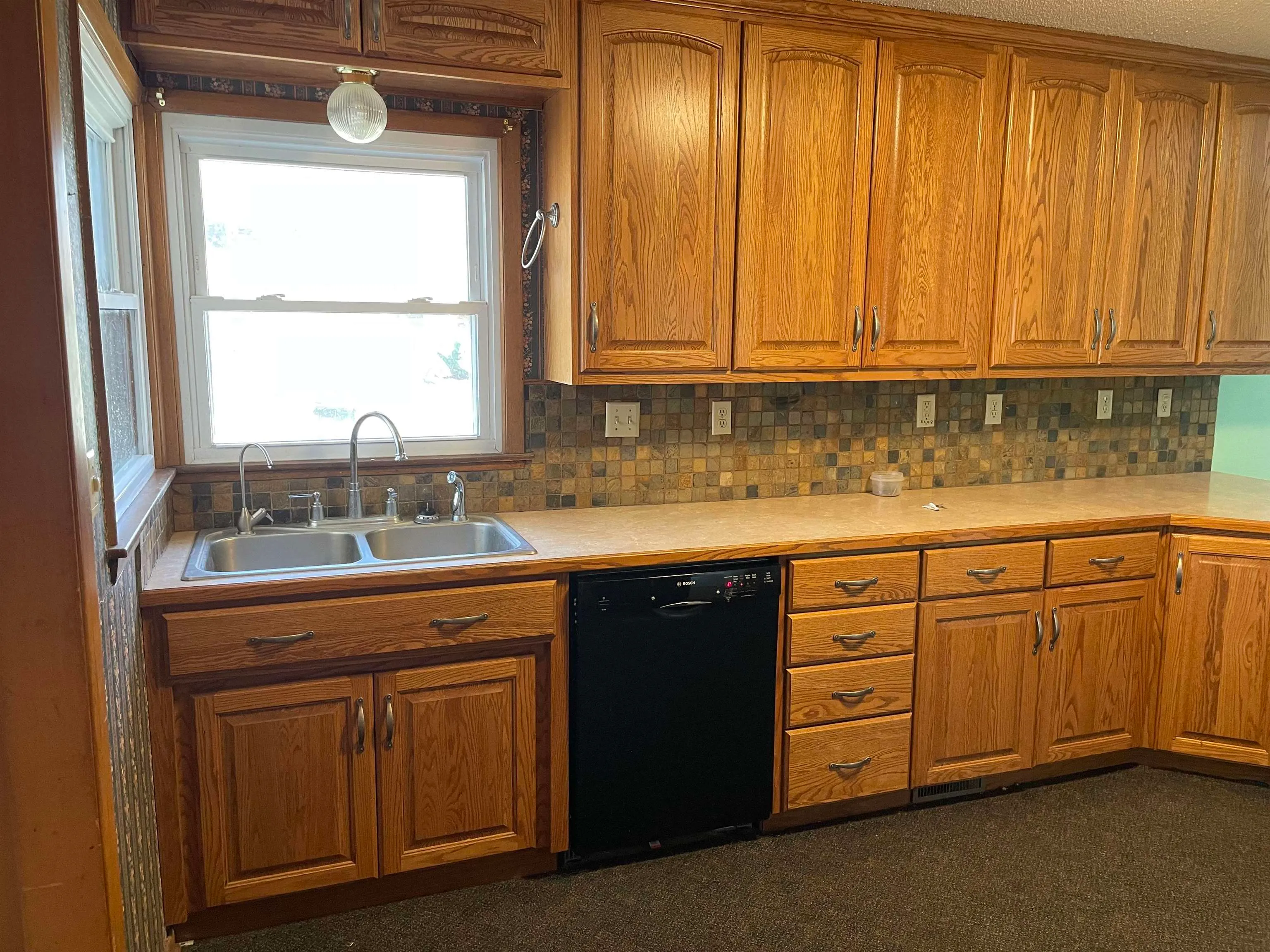 Halstead, Kansas 67056, United States, 4 Bedrooms Bedrooms, ,3 BathroomsBathrooms,Residential,Active,85626