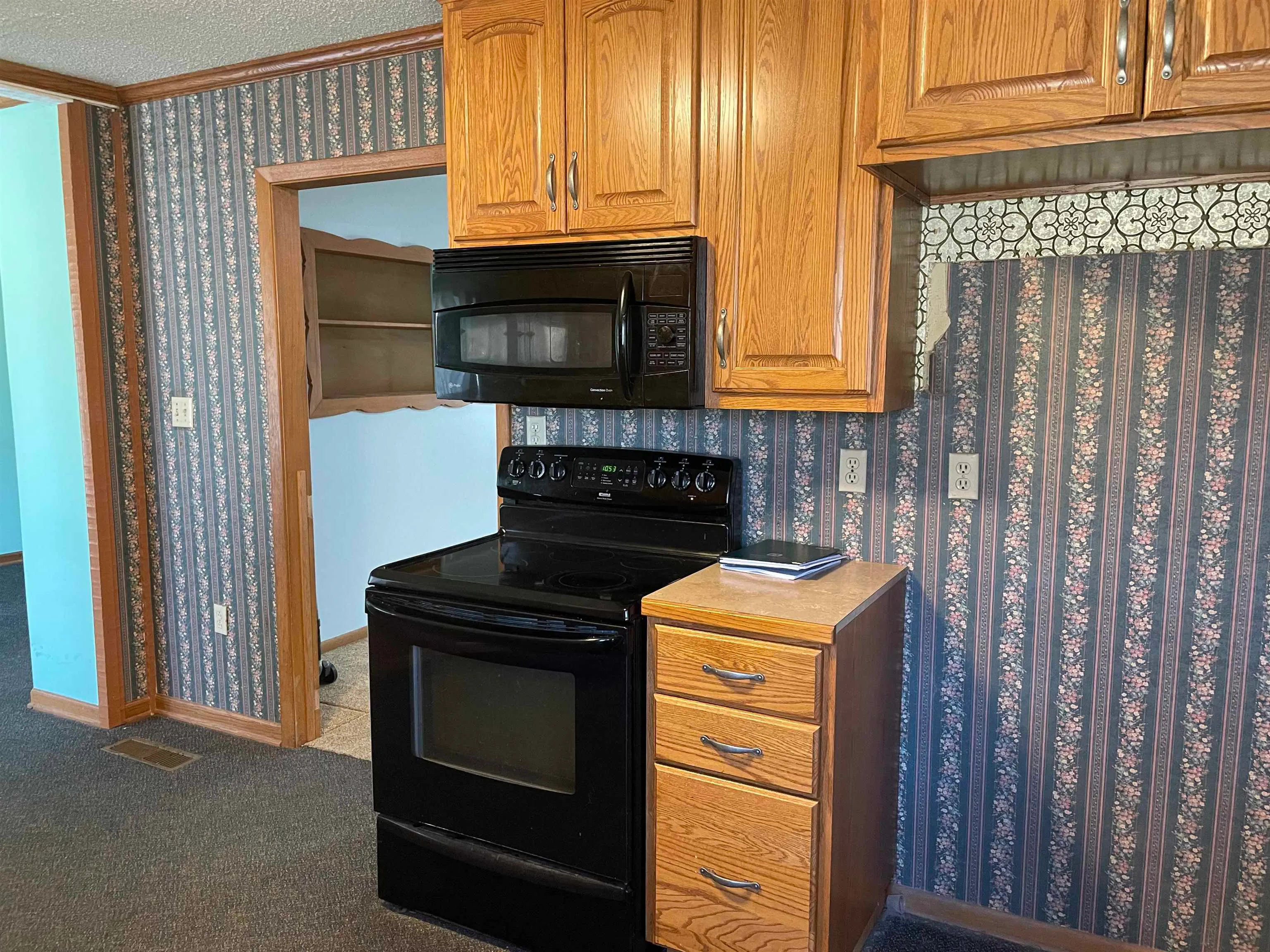 Halstead, Kansas 67056, United States, 4 Bedrooms Bedrooms, ,3 BathroomsBathrooms,Residential,Active,85626