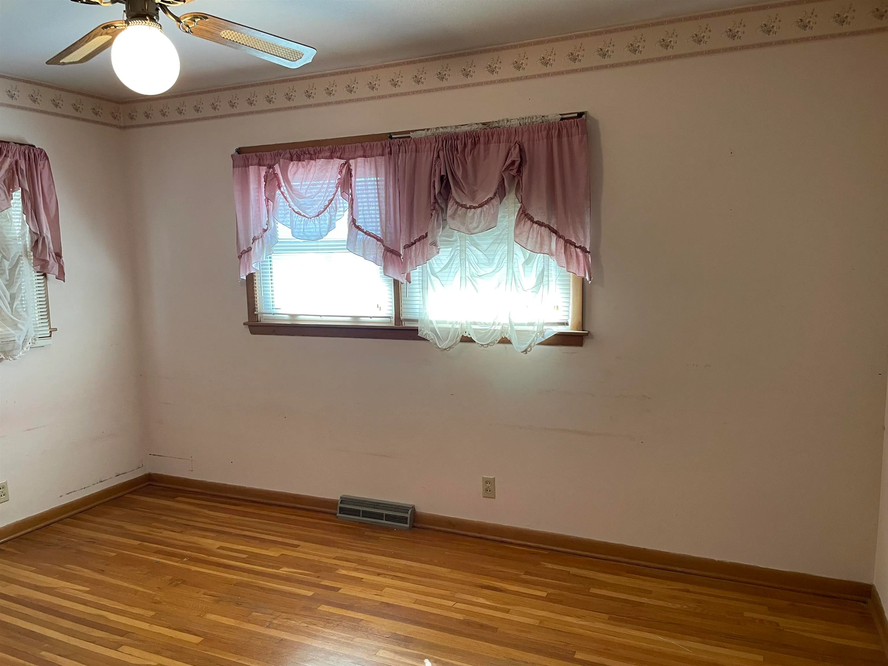 Halstead, Kansas 67056, United States, 4 Bedrooms Bedrooms, ,3 BathroomsBathrooms,Residential,Active,85626