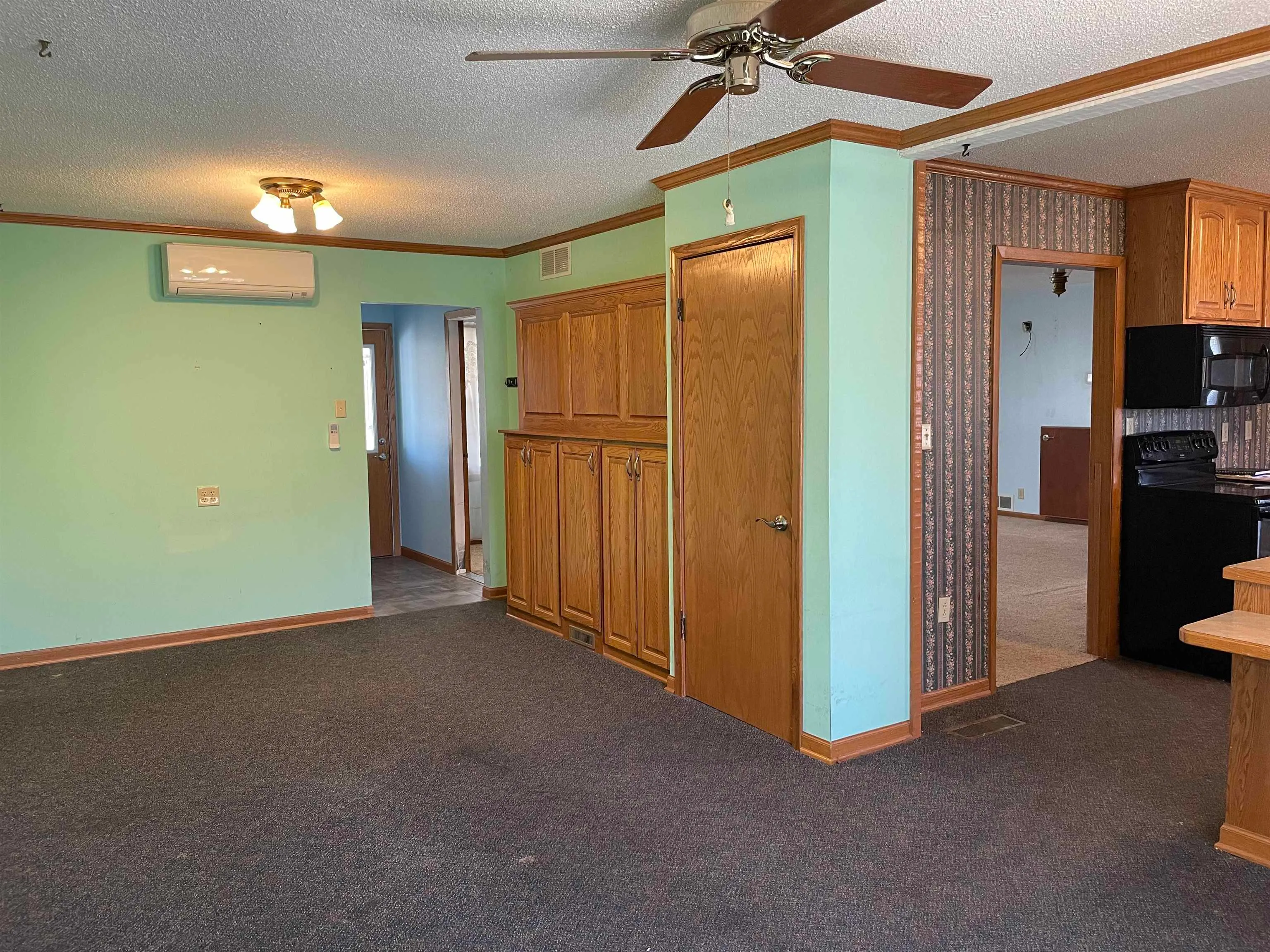 Halstead, Kansas 67056, United States, 4 Bedrooms Bedrooms, ,3 BathroomsBathrooms,Residential,Active,85626