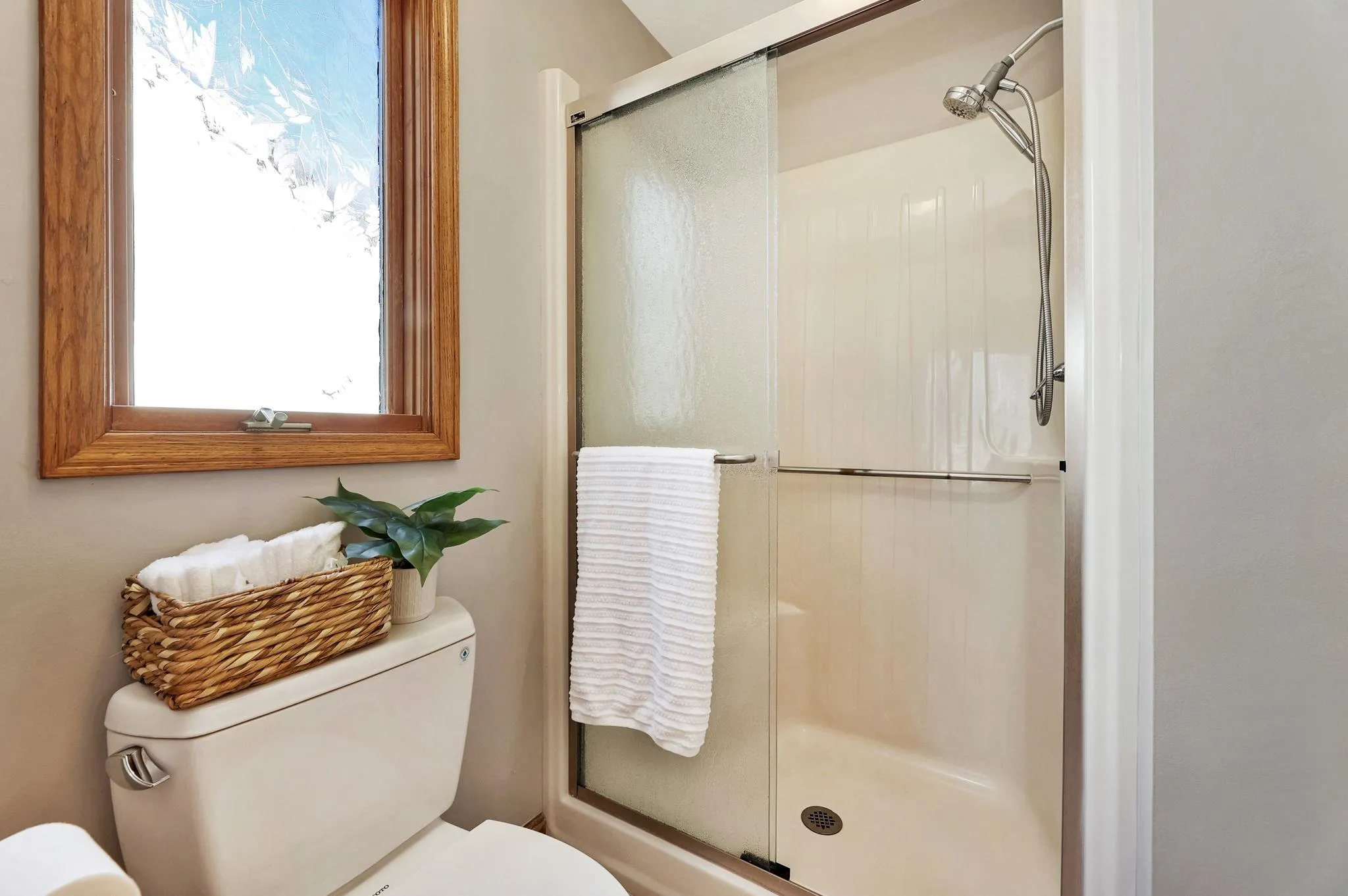 Wichita, Kansas 67209, United States, 5 Bedrooms Bedrooms, ,4 BathroomsBathrooms,Residential,Active,78804