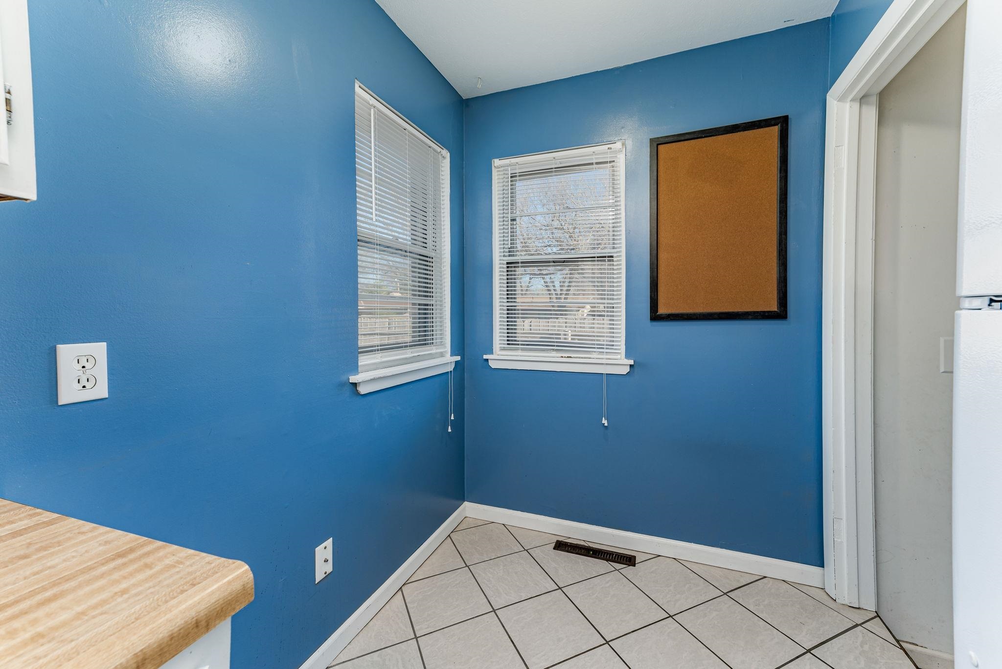 Wichita, Kansas 67208, United States, 2 Bedrooms Bedrooms, ,1 BathroomBathrooms,Residential,Pending,62556