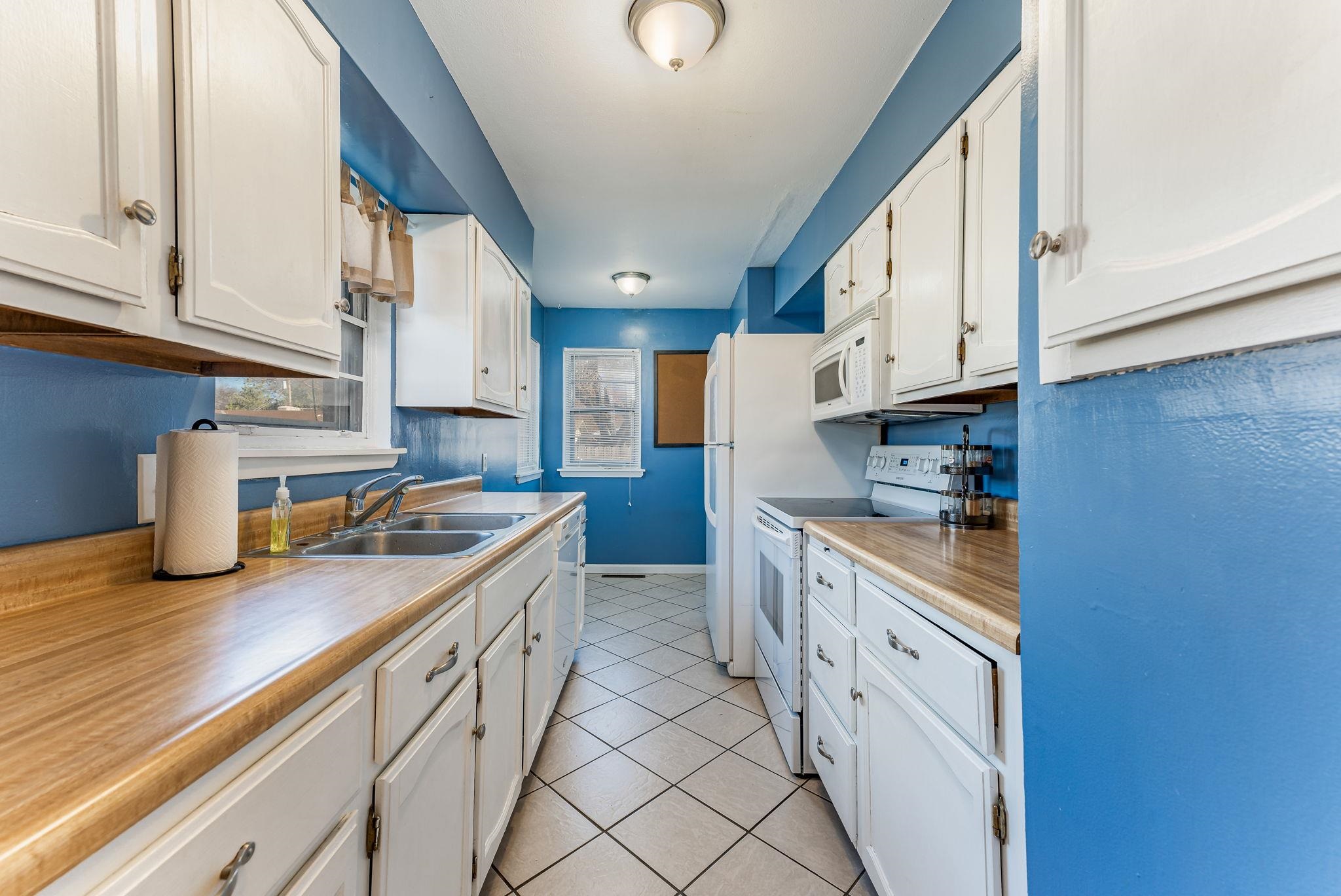 Wichita, Kansas 67208, United States, 2 Bedrooms Bedrooms, ,1 BathroomBathrooms,Residential,Pending,62556