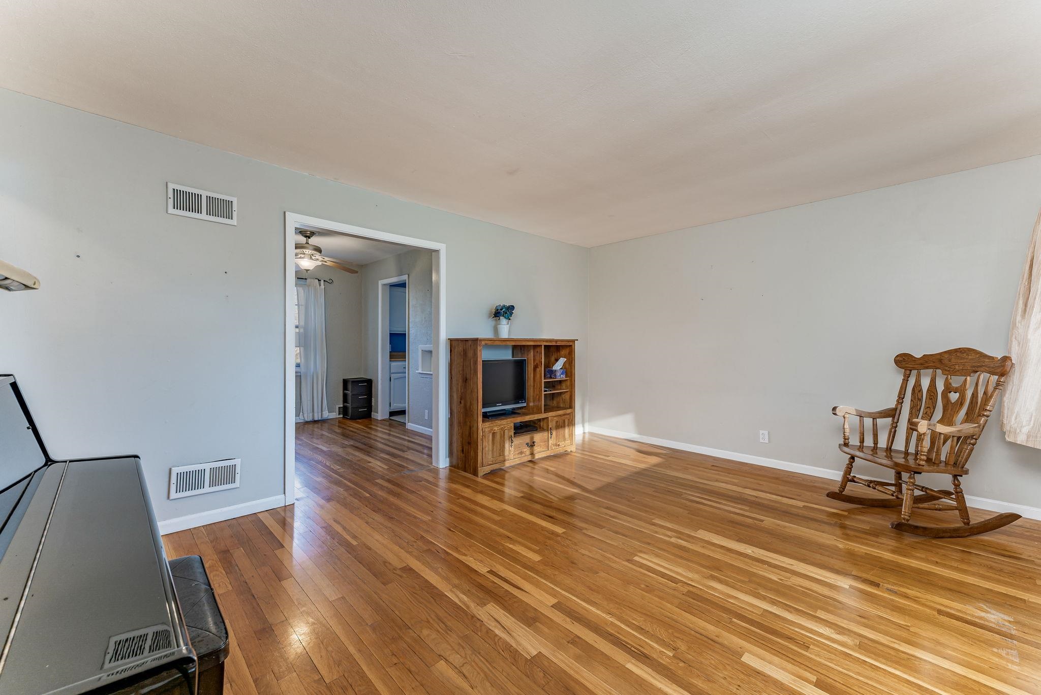 Wichita, Kansas 67208, United States, 2 Bedrooms Bedrooms, ,1 BathroomBathrooms,Residential,Pending,62556