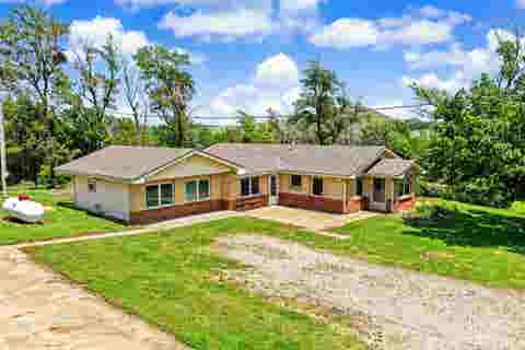 Townhouse For Sale - 300 Rafter M Ln<br/> Salina, KS 67401