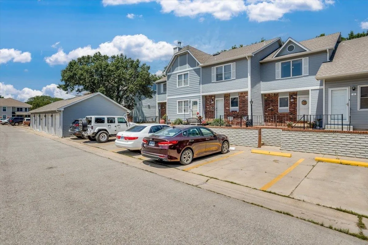 Derby, Kansas 67037, United States, 2 Bedrooms Bedrooms, ,2 BathroomsBathrooms,Residential,Pending,52620