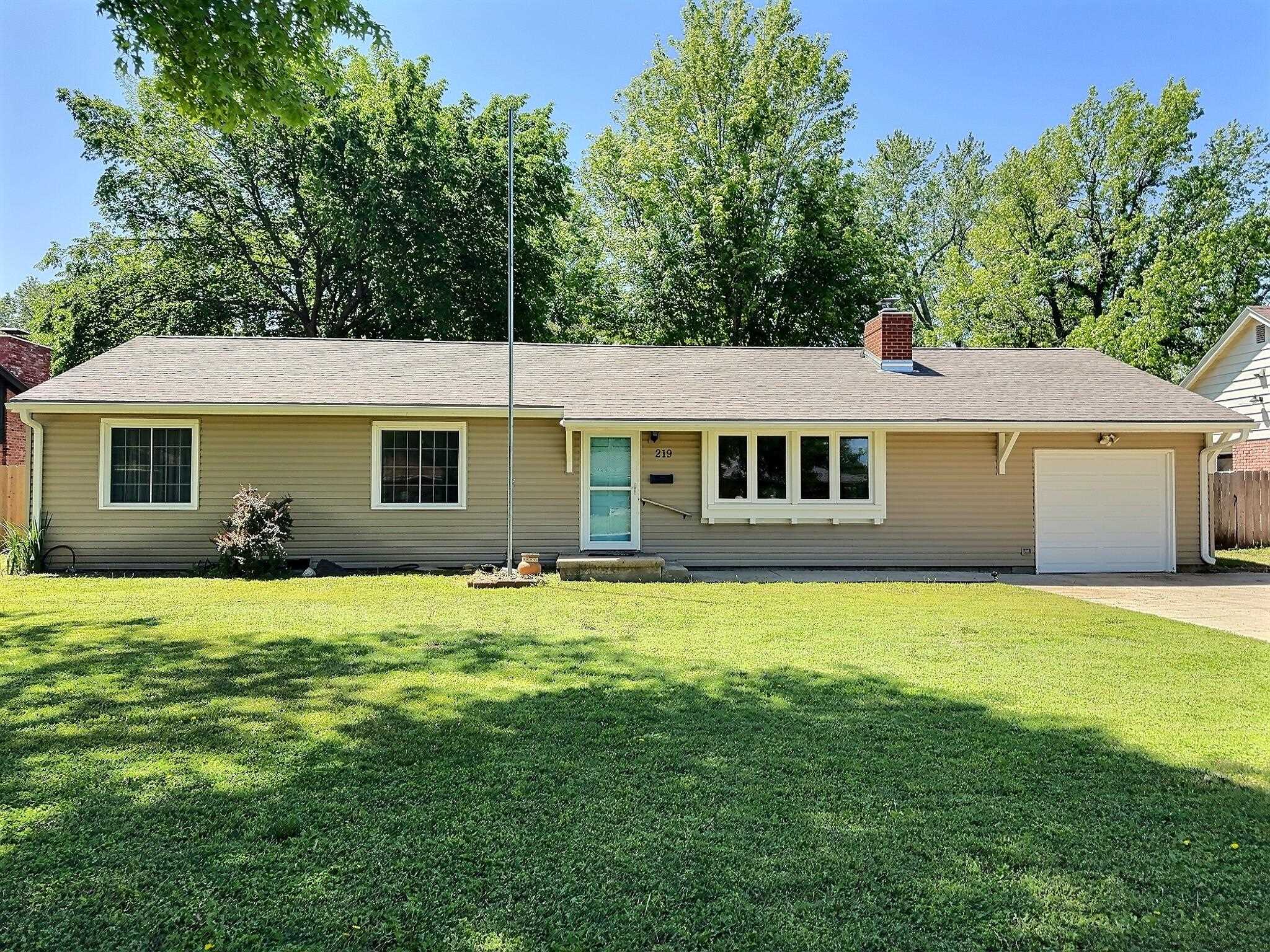 219 Countryside Dr, Hutchinson, Kansas image 1