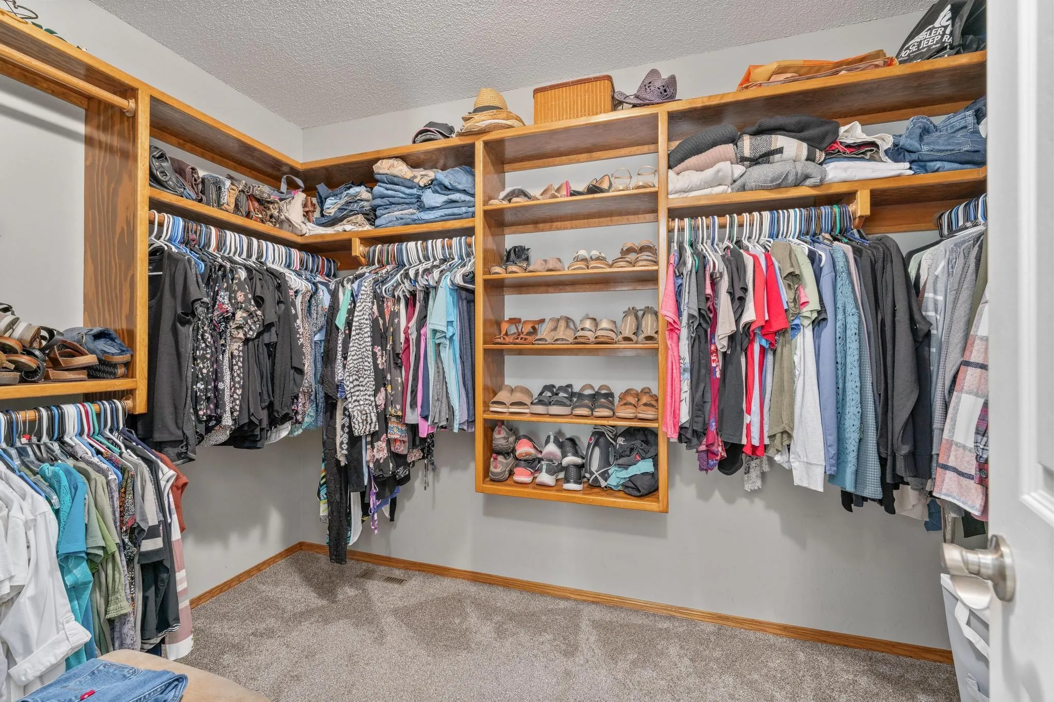 Wichita, Kansas 67204, United States, 4 Bedrooms Bedrooms, ,5 BathroomsBathrooms,Residential,Active,232155