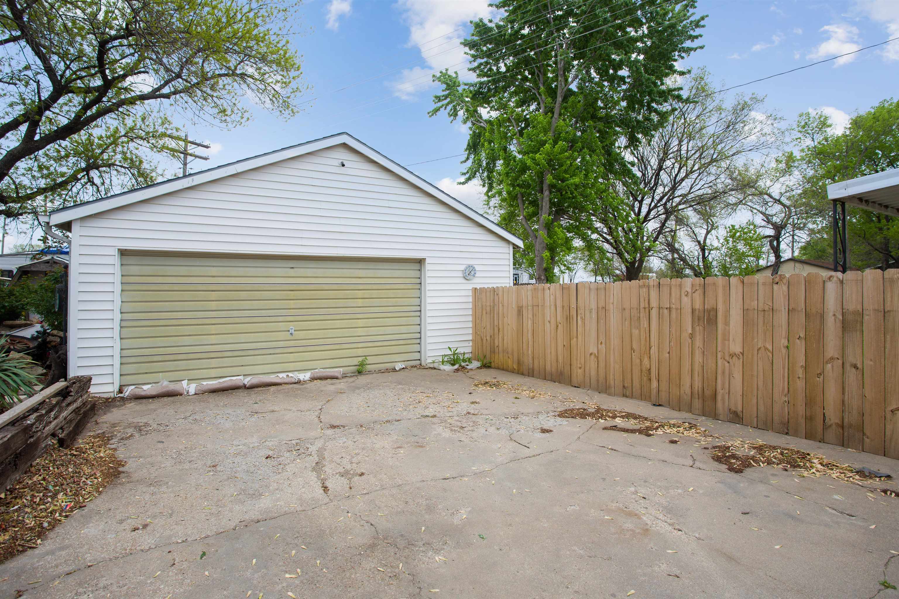 664 Santa Fe St, Augusta, Kansas image 2