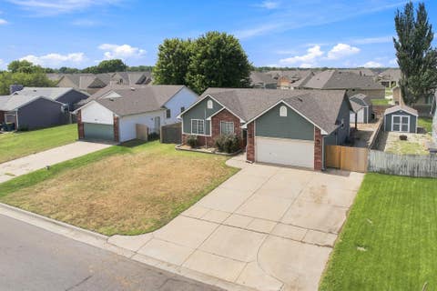 Homes For Sale - 809 N Bay Country Cir<br/> Wichita, KS 67235