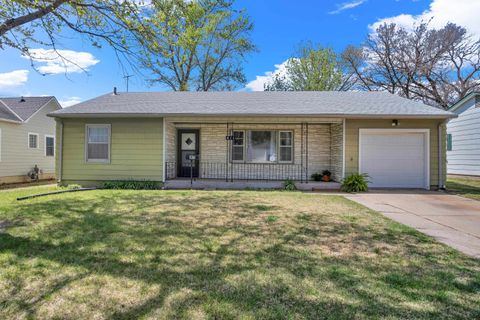 Homes For Sale - 611 Grandview Ave<br/> Newton, KS 67114