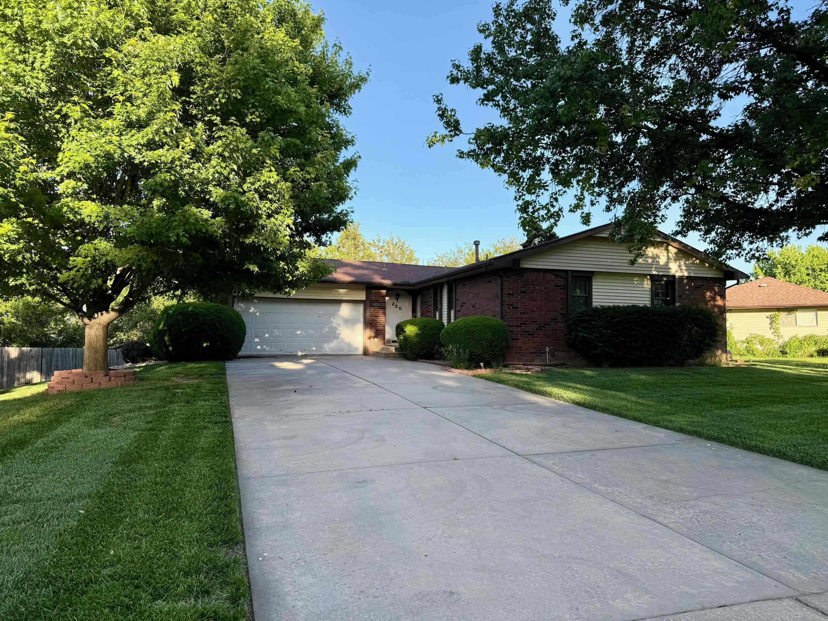 220 Timberlane Dr, Haysville, Kansas image 2