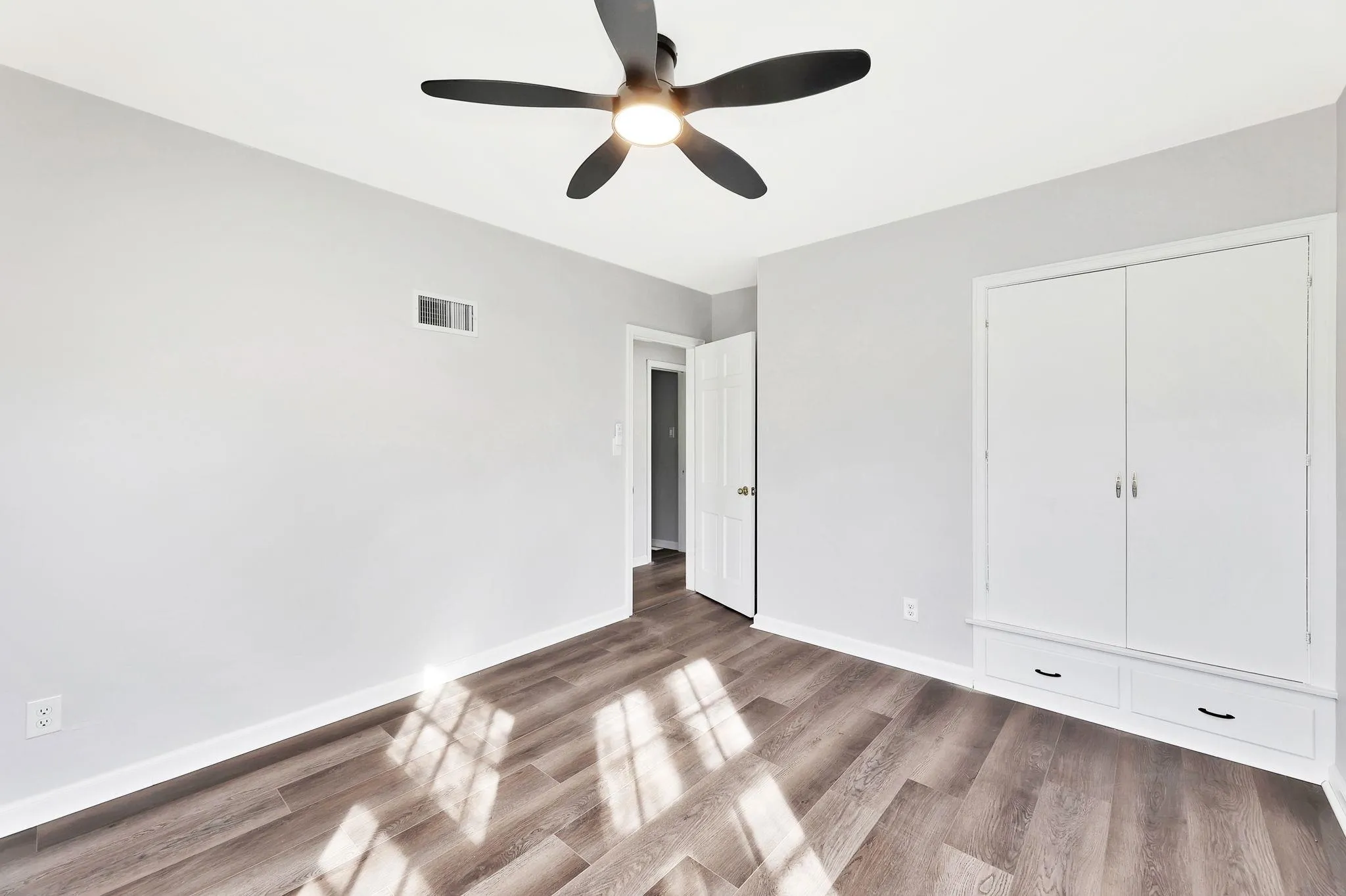 Wichita, Kansas 67211, United States, 3 Bedrooms Bedrooms, ,1 BathroomBathrooms,Residential,Pending,30020