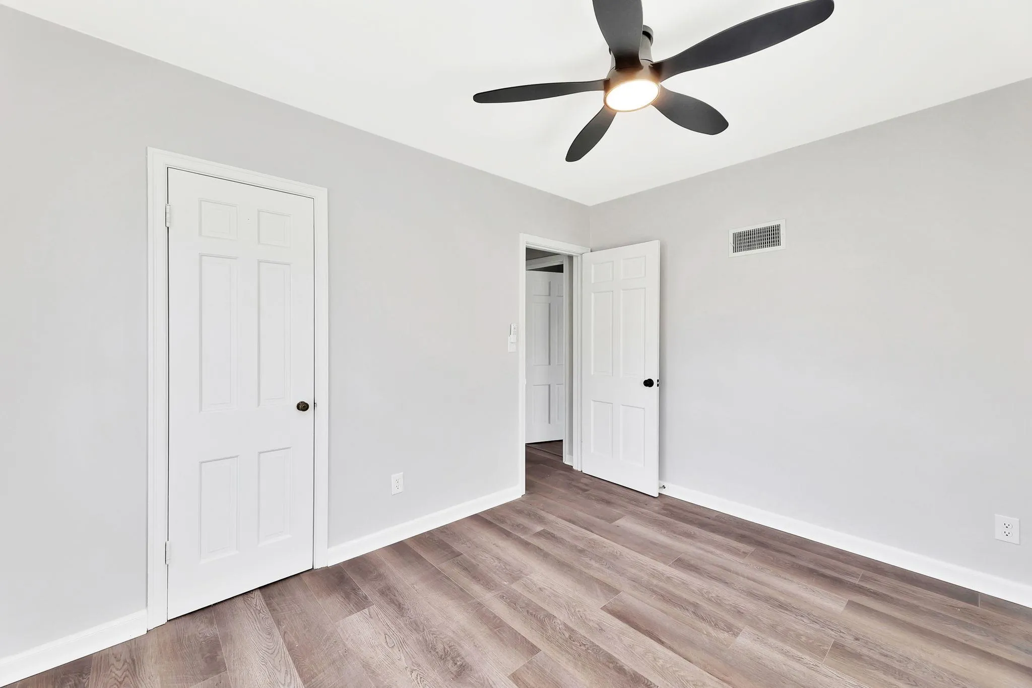 Wichita, Kansas 67211, United States, 3 Bedrooms Bedrooms, ,1 BathroomBathrooms,Residential,Pending,30020