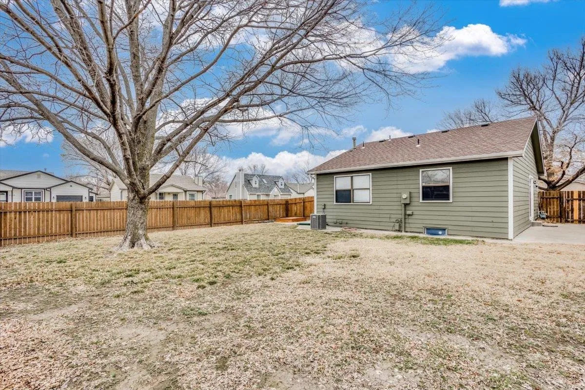 Wichita, Kansas 67209, United States, 2 Bedrooms Bedrooms, ,2 BathroomsBathrooms,Residential,Pending,82638