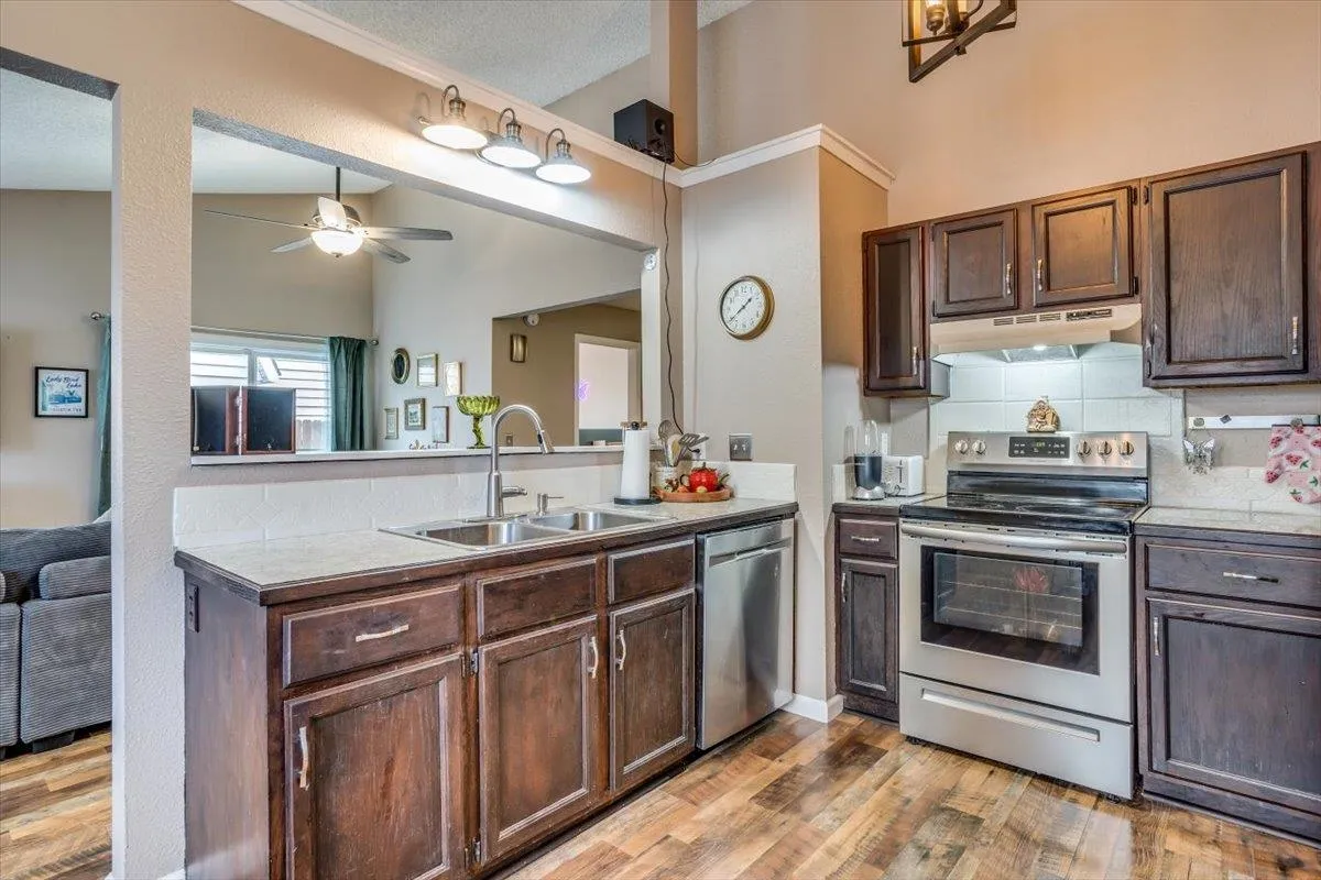 Wichita, Kansas 67209, United States, 2 Bedrooms Bedrooms, ,2 BathroomsBathrooms,Residential,Pending,82638