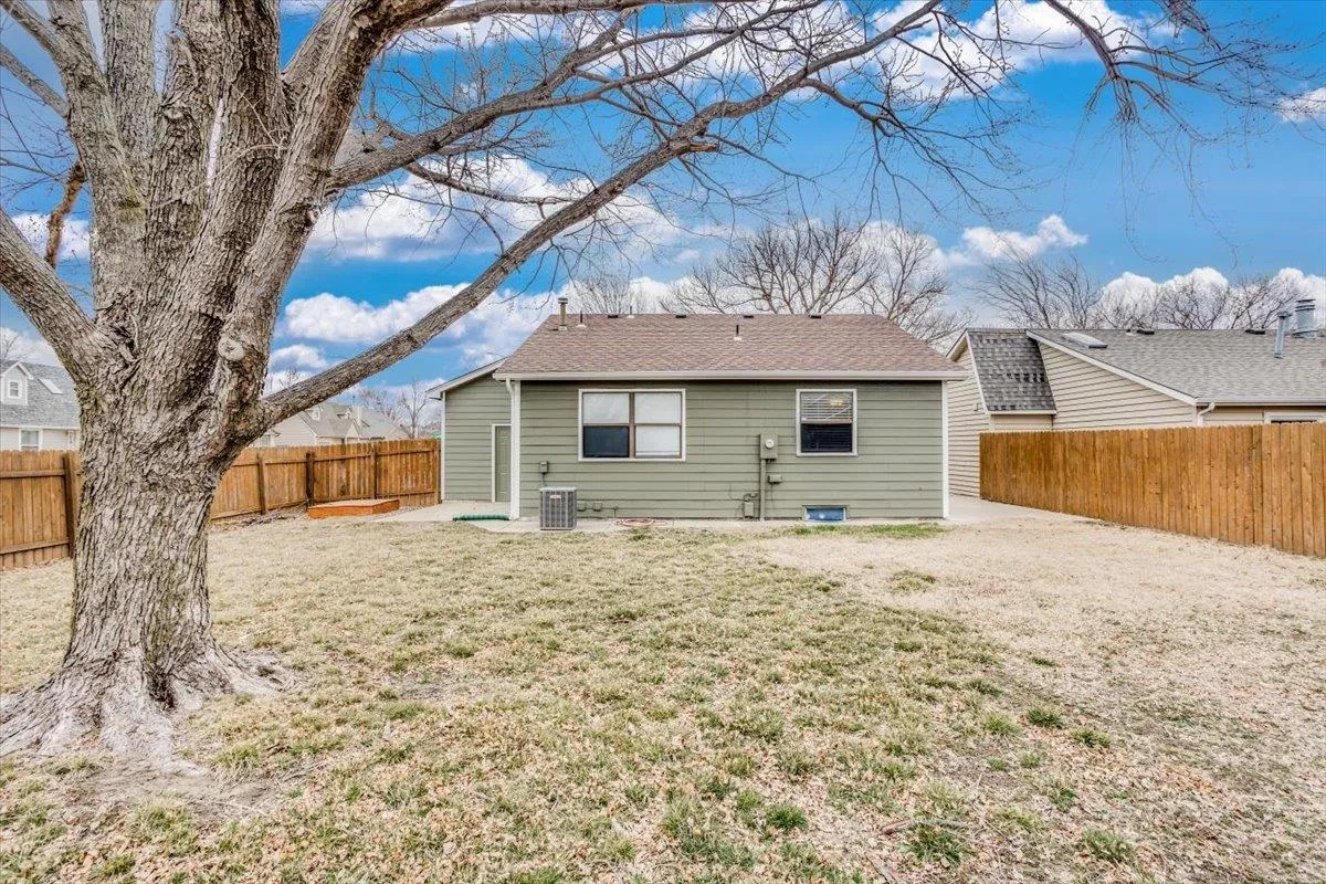 Wichita, Kansas 67209, United States, 2 Bedrooms Bedrooms, ,2 BathroomsBathrooms,Residential,Pending,82638