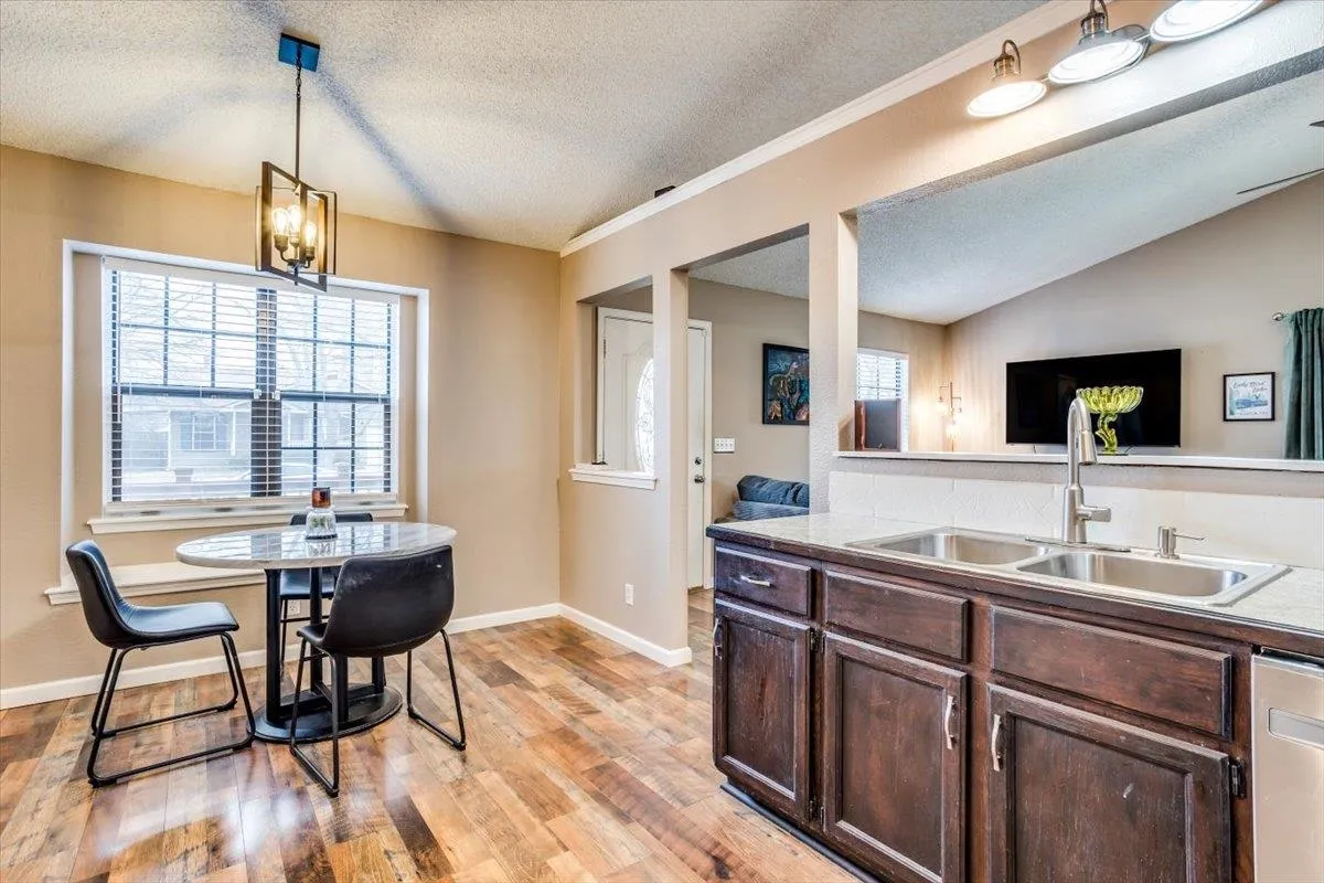 Wichita, Kansas 67209, United States, 2 Bedrooms Bedrooms, ,2 BathroomsBathrooms,Residential,Pending,82638