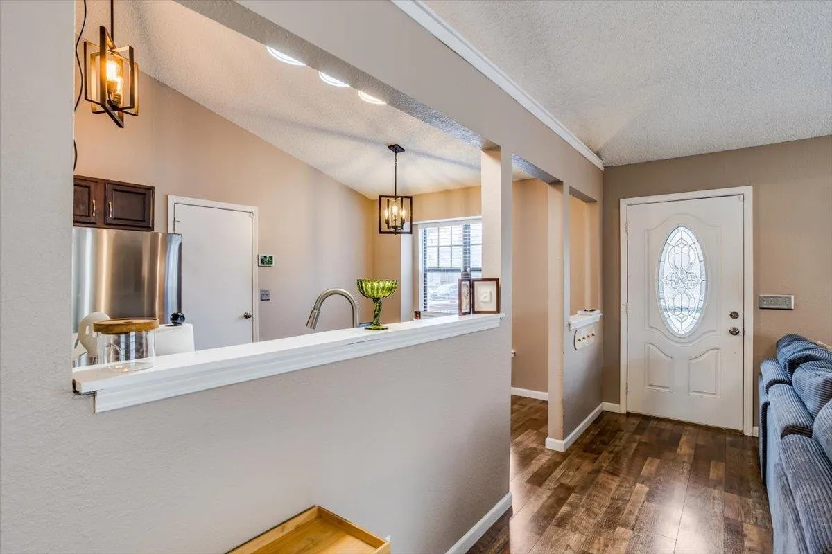 Wichita, Kansas 67209, United States, 2 Bedrooms Bedrooms, ,2 BathroomsBathrooms,Residential,Pending,82638