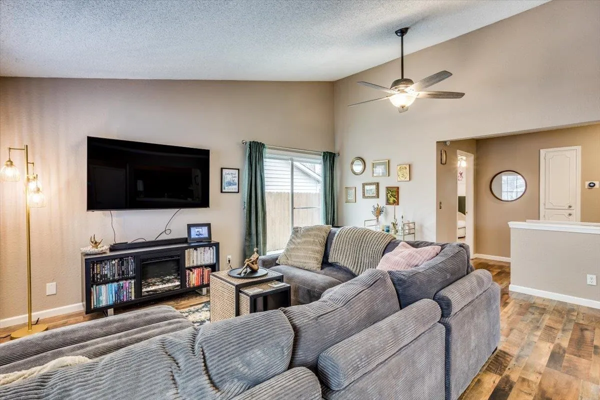 Wichita, Kansas 67209, United States, 2 Bedrooms Bedrooms, ,2 BathroomsBathrooms,Residential,Pending,82638