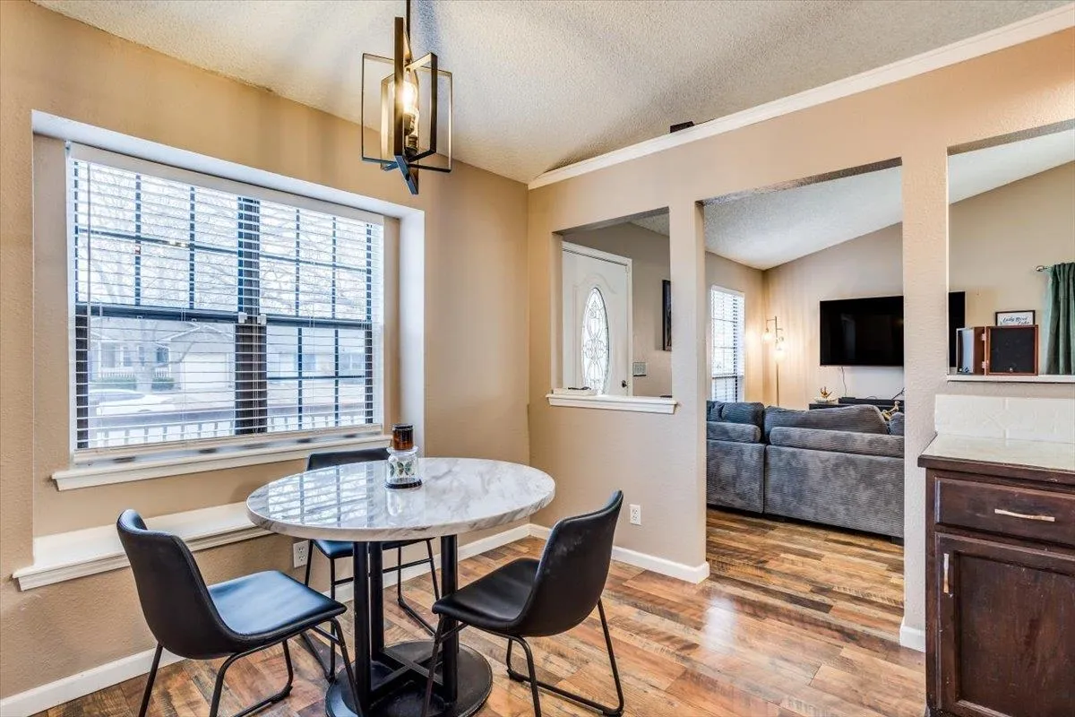 Wichita, Kansas 67209, United States, 2 Bedrooms Bedrooms, ,2 BathroomsBathrooms,Residential,Pending,82638