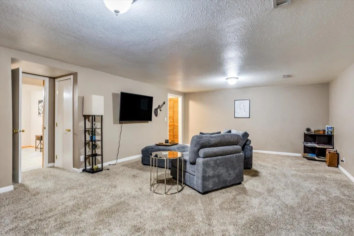 Wichita, Kansas 67209, United States, 2 Bedrooms Bedrooms, ,2 BathroomsBathrooms,Residential,Pending,82638