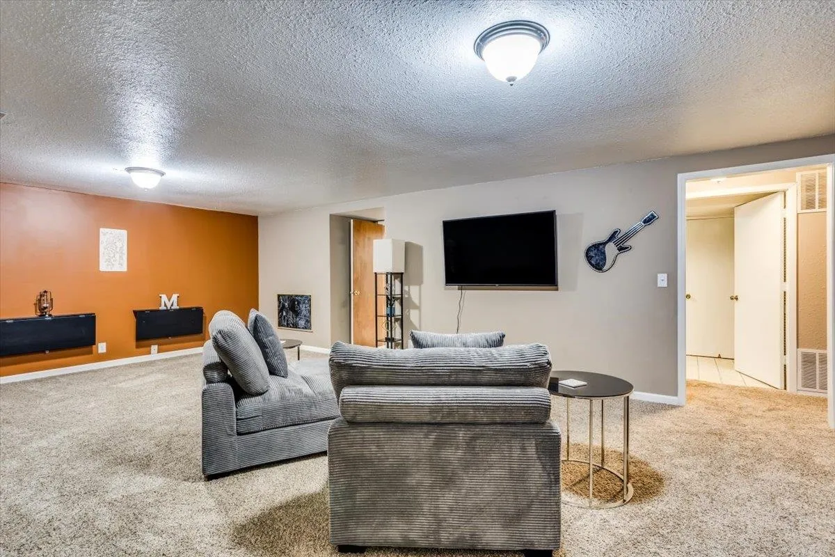 Wichita, Kansas 67209, United States, 2 Bedrooms Bedrooms, ,2 BathroomsBathrooms,Residential,Pending,82638