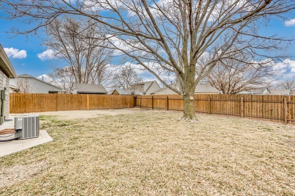 Wichita, Kansas 67209, United States, 2 Bedrooms Bedrooms, ,2 BathroomsBathrooms,Residential,Pending,82638