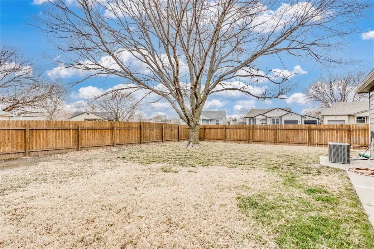 Wichita, Kansas 67209, United States, 2 Bedrooms Bedrooms, ,2 BathroomsBathrooms,Residential,Pending,82638