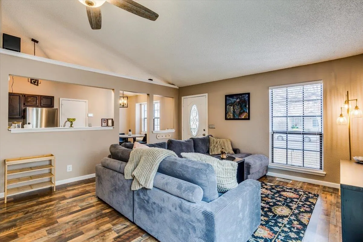 Wichita, Kansas 67209, United States, 2 Bedrooms Bedrooms, ,2 BathroomsBathrooms,Residential,Pending,82638